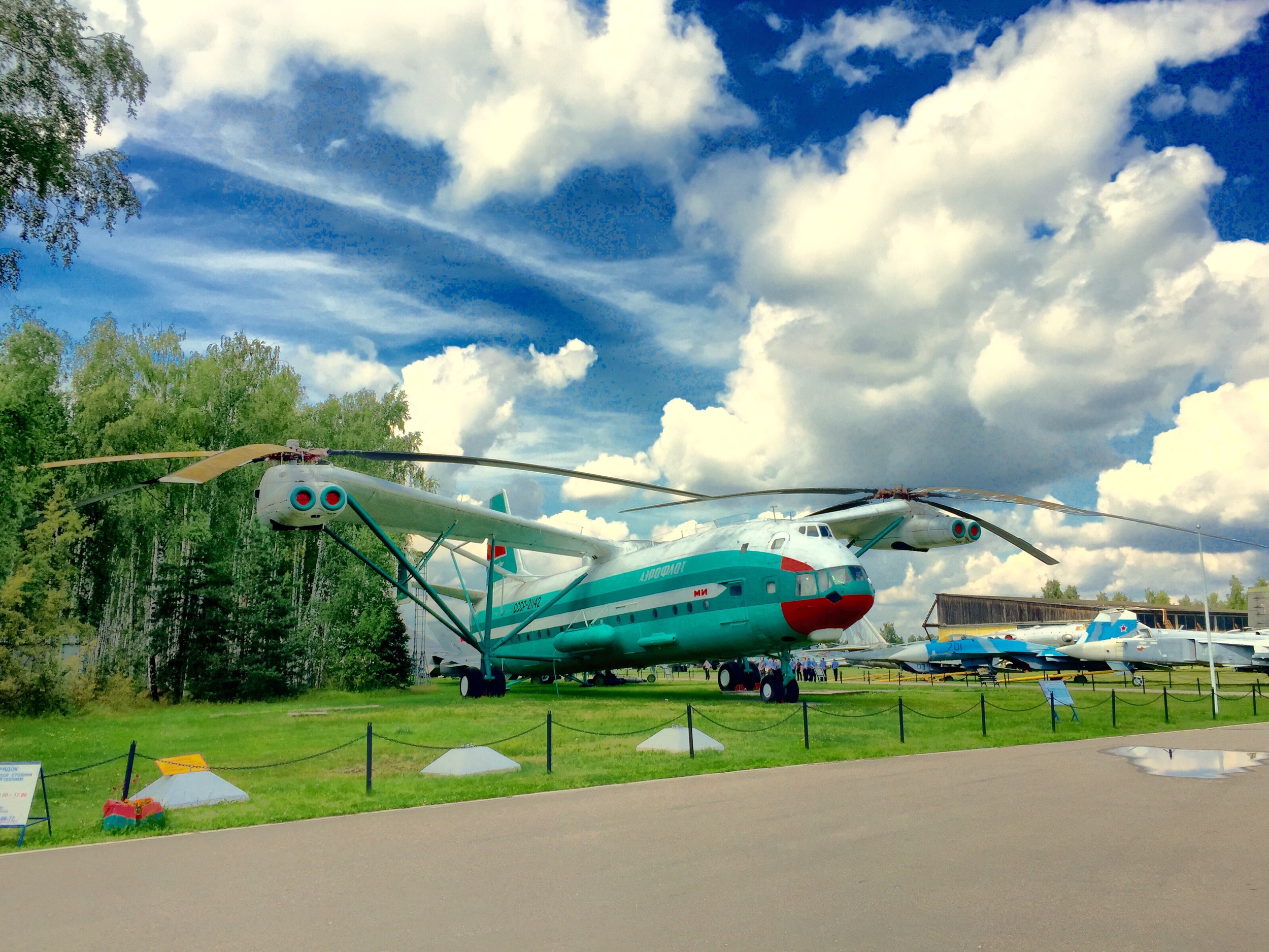 Gigantesco helicóptero/avião exibido no museu de Monino