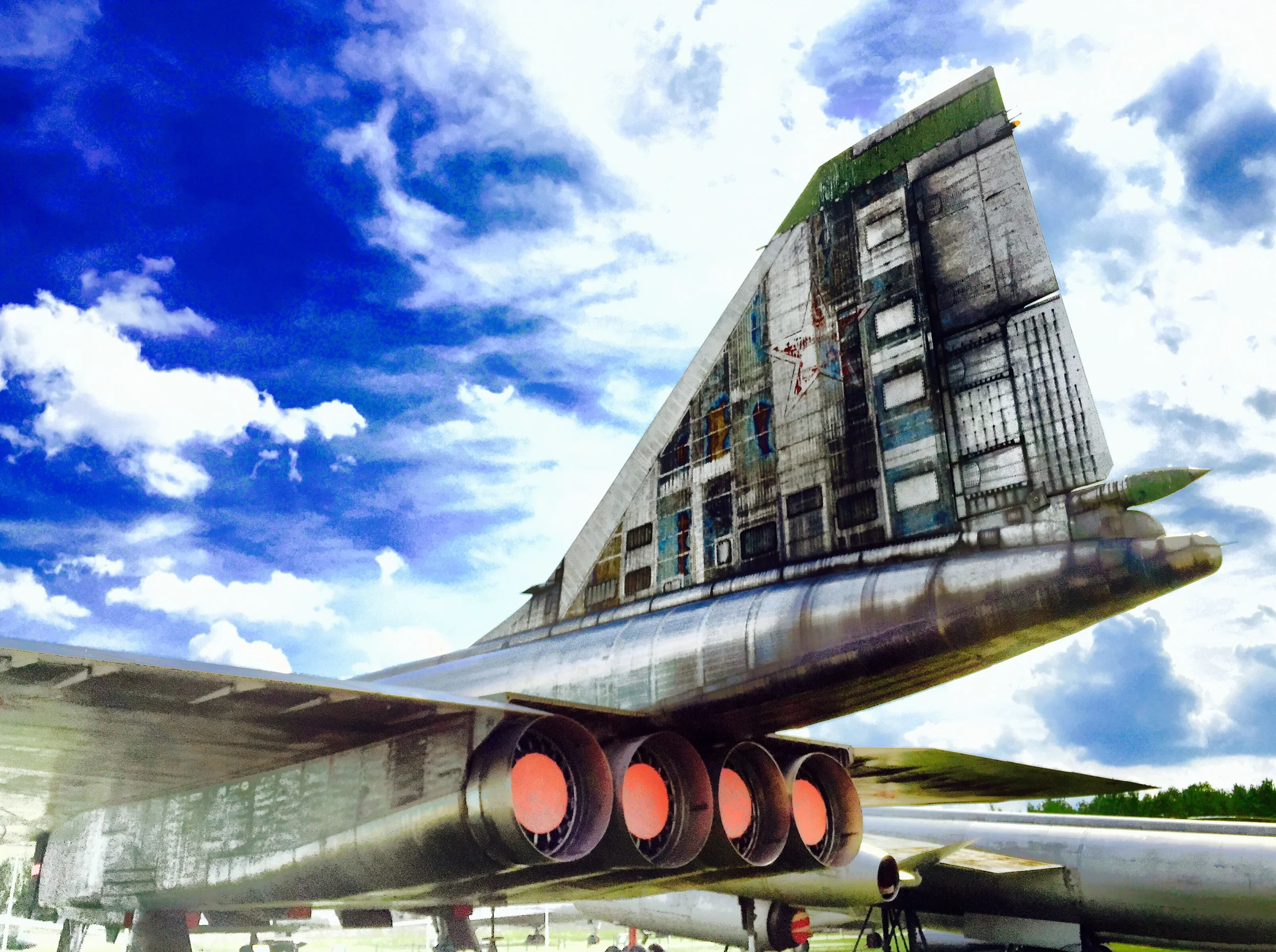 Avião feito em titânio, vou apenas 10 vezes, com o objetivo de testar novíssimos comandos fly by wire, hoje padrão &nbsp;na indústria!