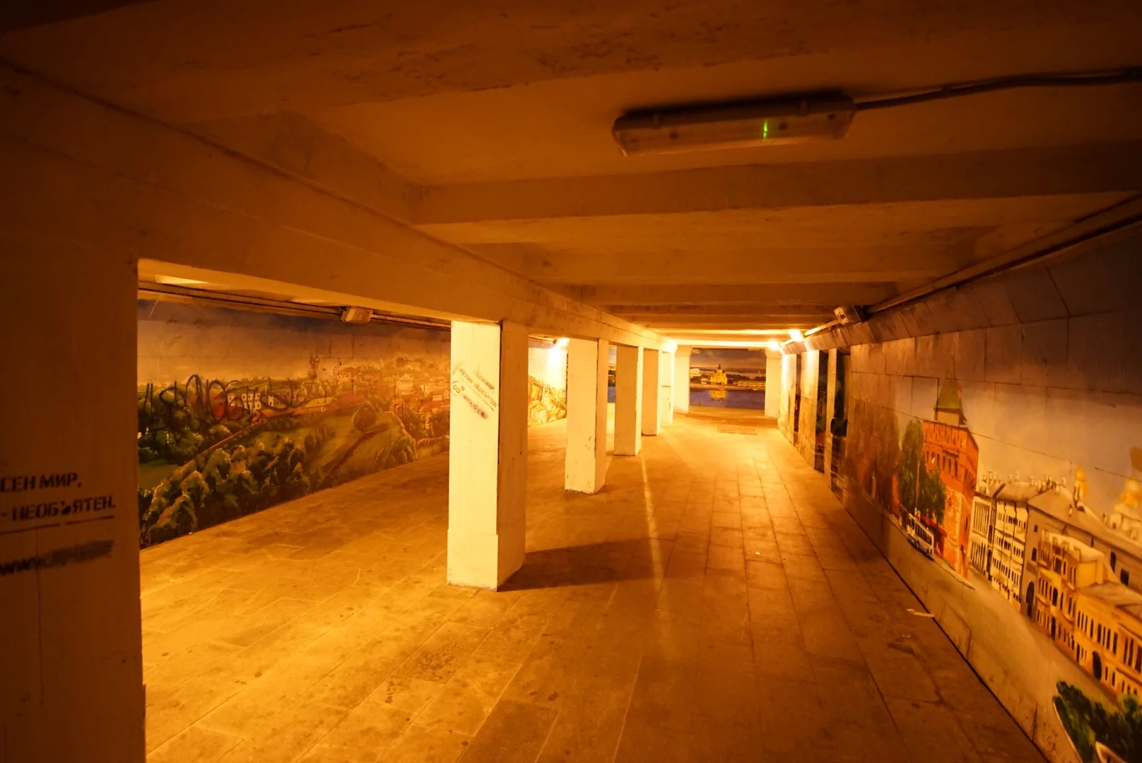 As passagens subterrâneas são cheias de pinturas.