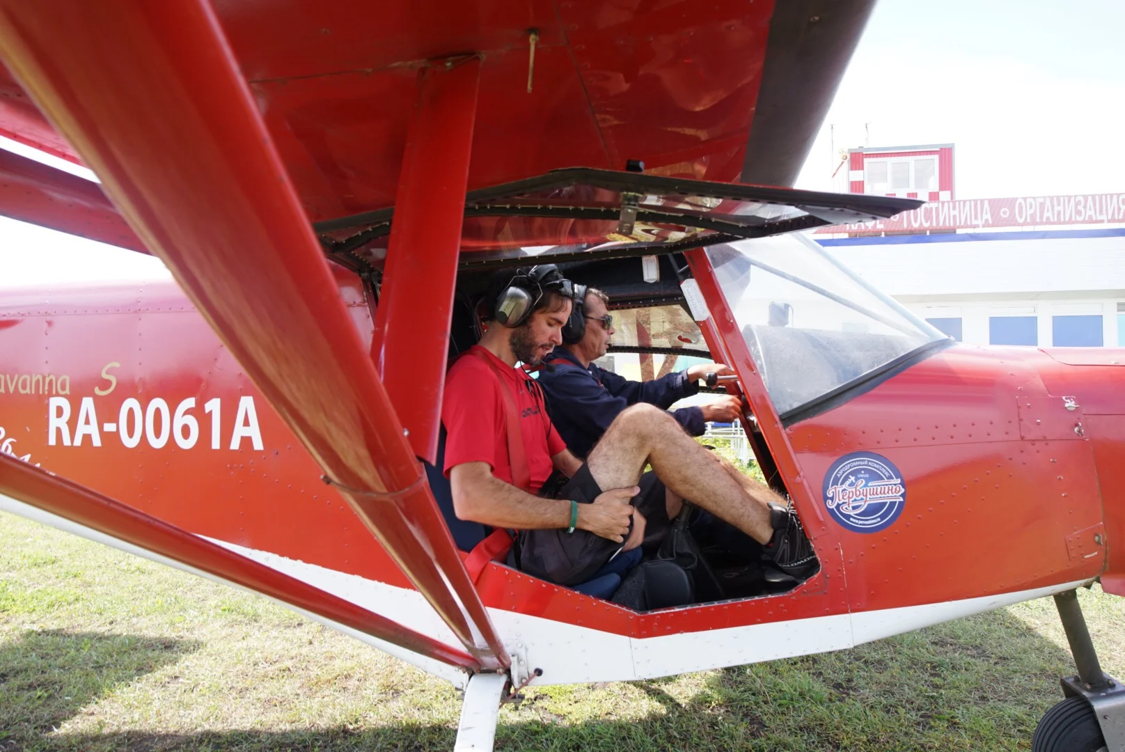 Blogger espreme-se para caber no avião  