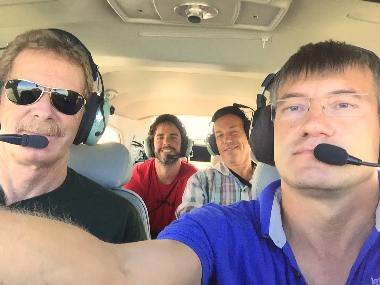 Sasha e a trupe em seu avião