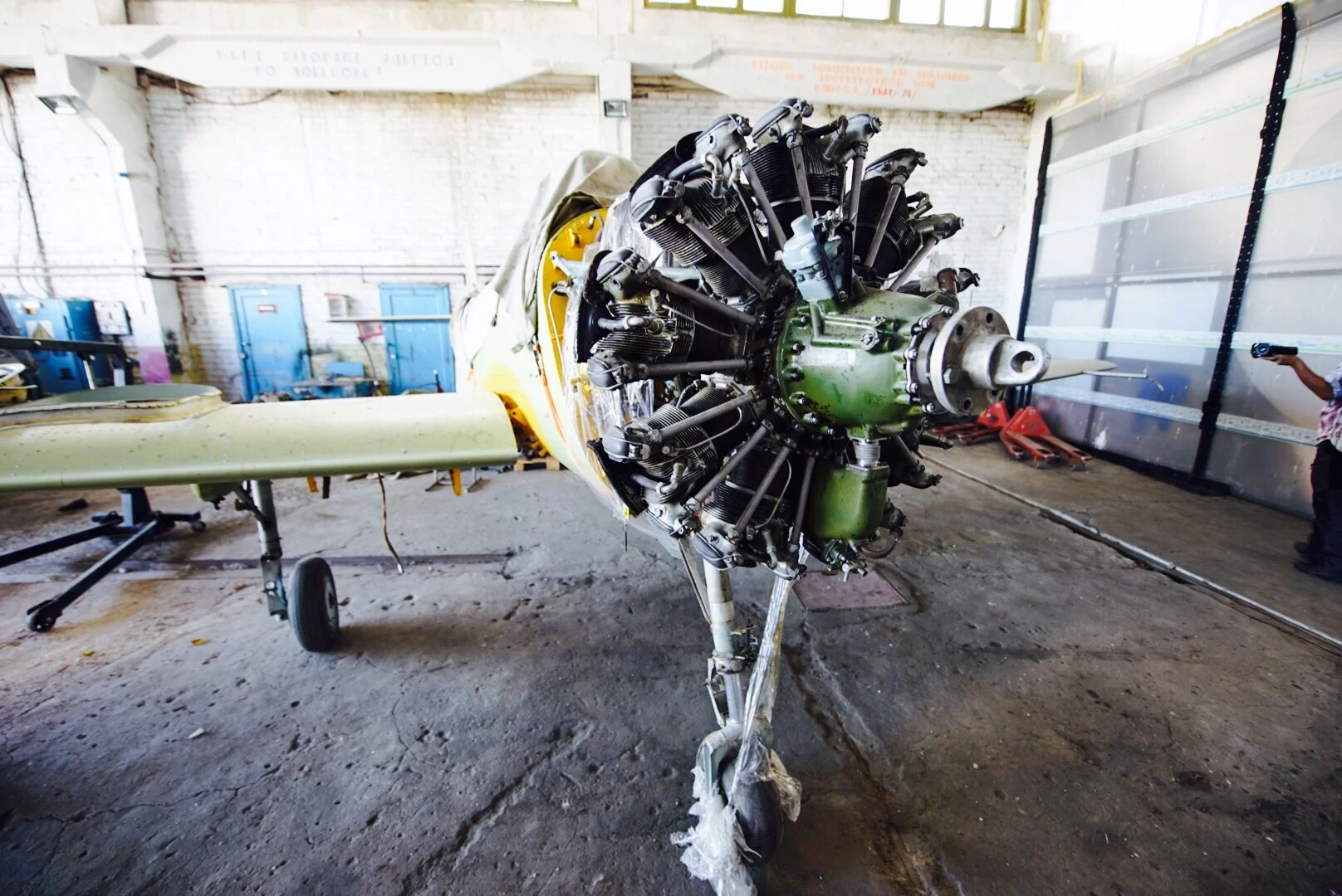 Avião com motor radial em reforma