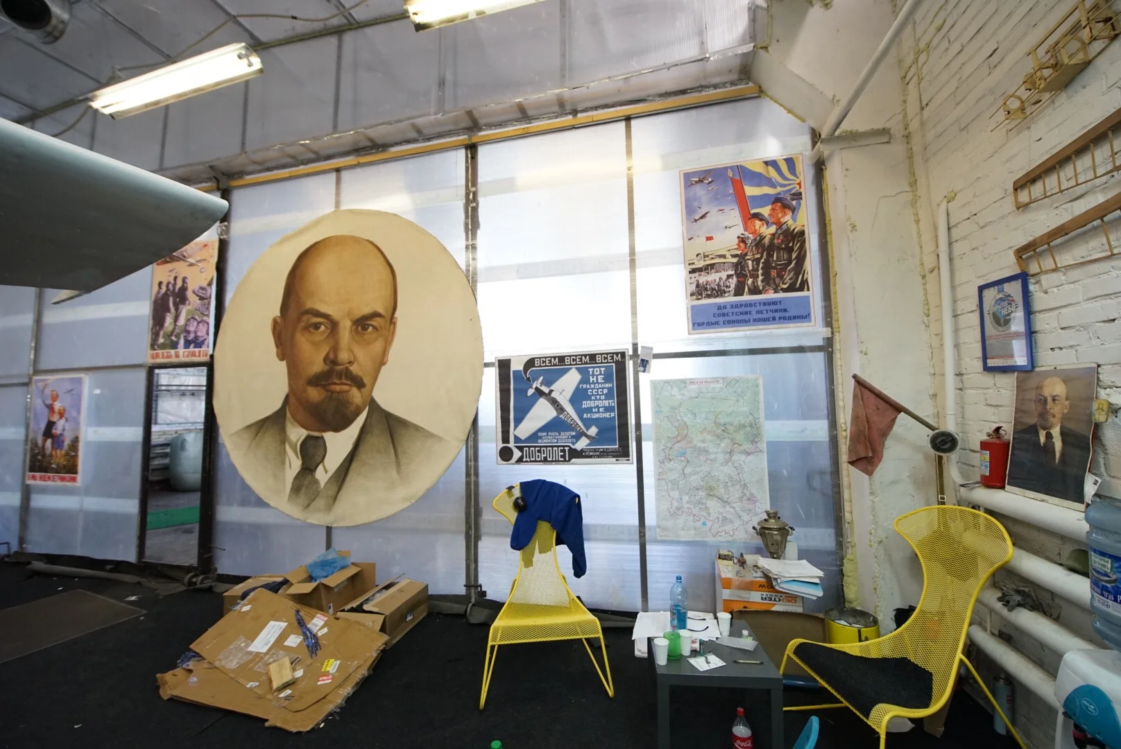 Quantas pinturas domLenin tem nesta foto? 