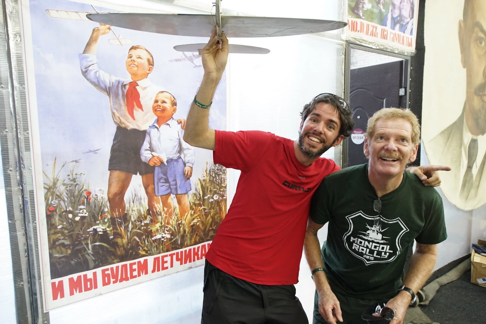 A legenda da foto diz " seremos pilotos " ao fundo Lenin sempre de olho