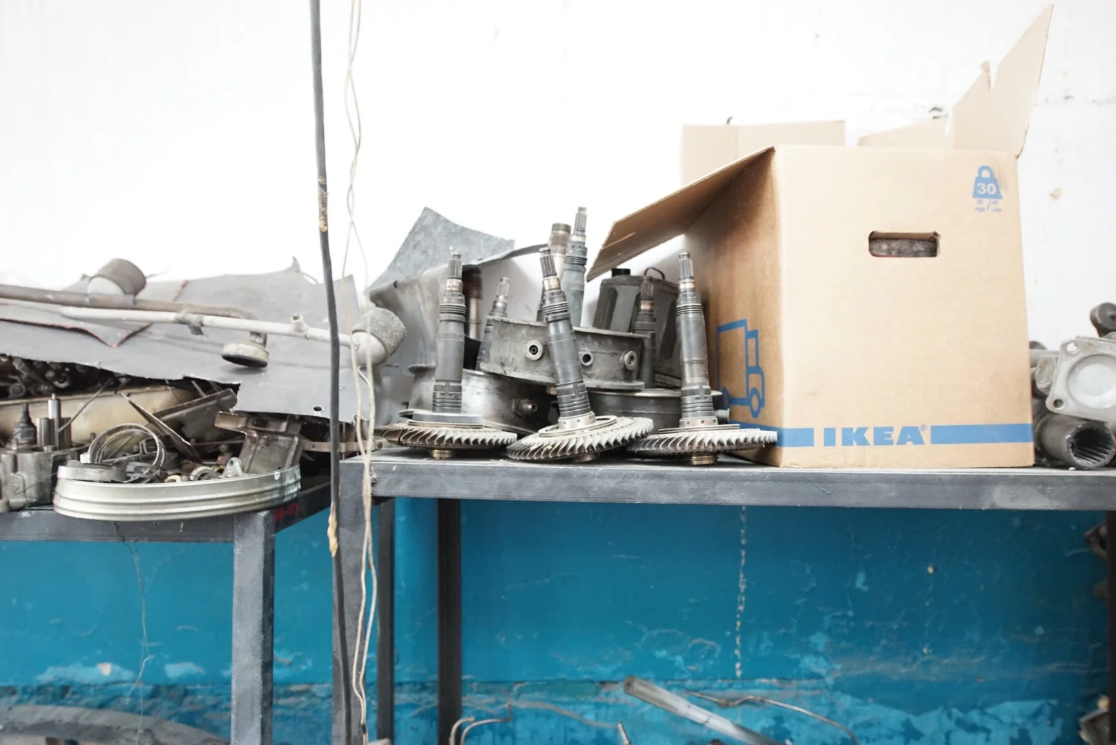Atores de turbina esperando sua vez para ser instalados, próximo a caixa da Ikea