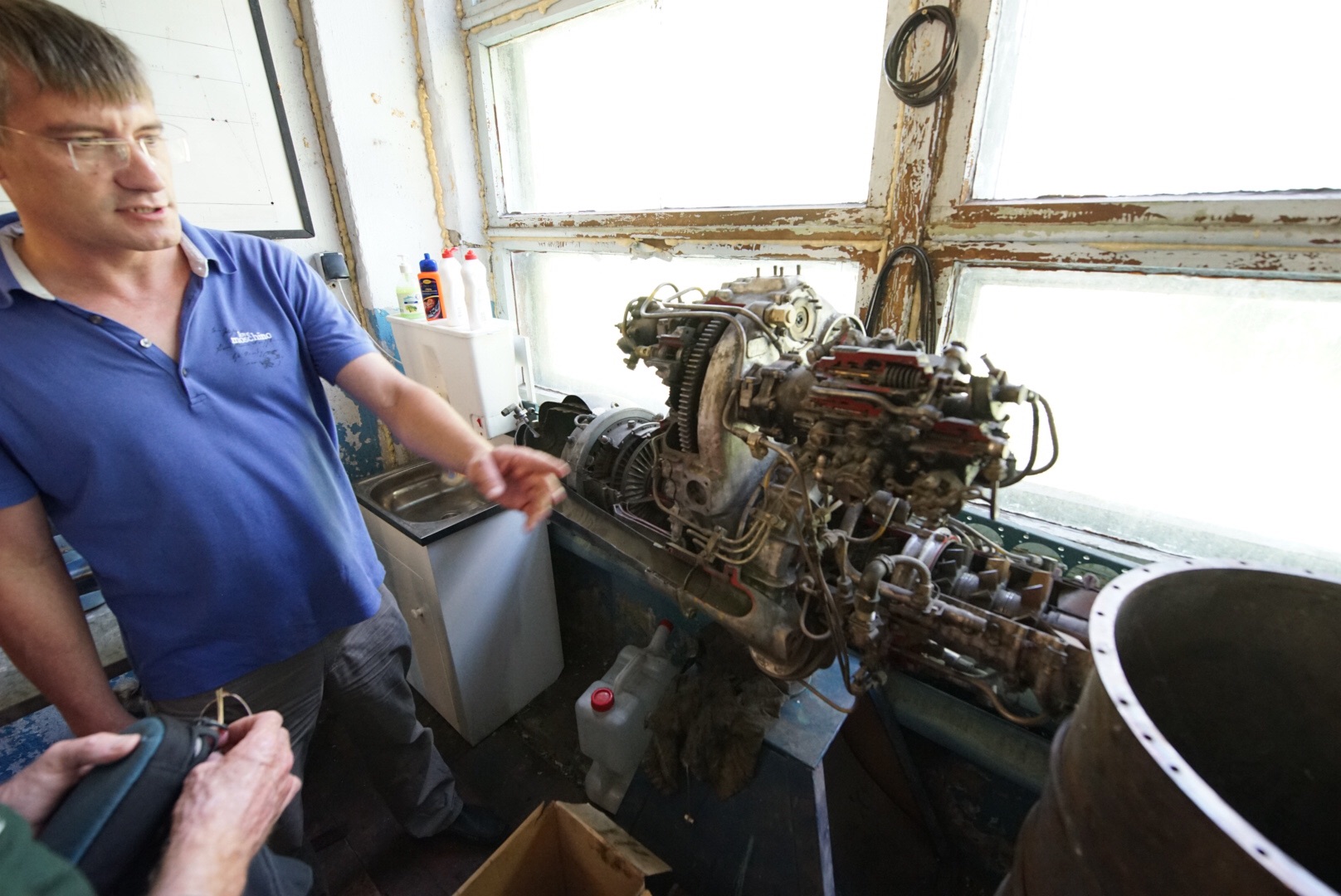 Sasha exibe um modelo de turbina