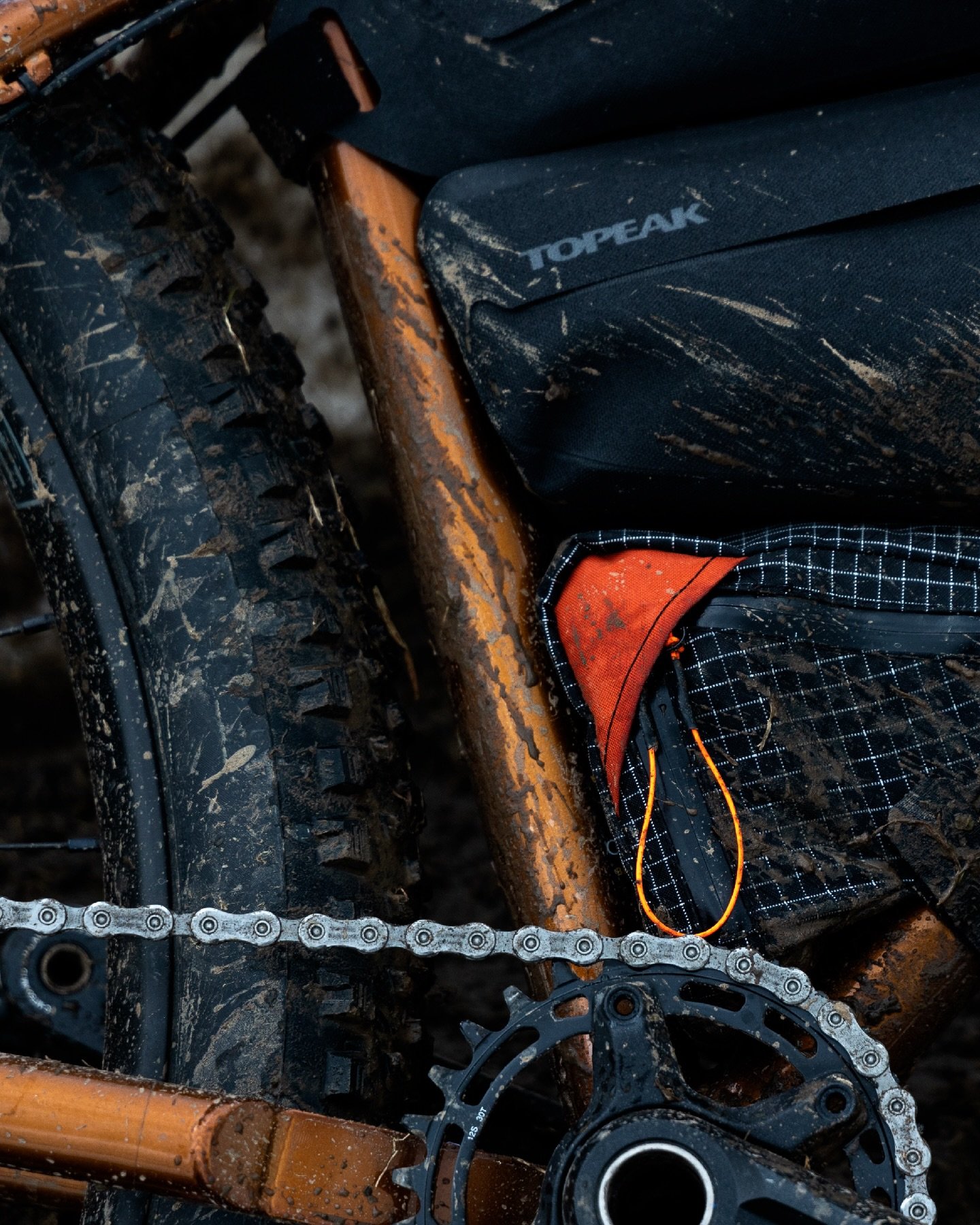 Our last overnighter on Gran Sasso, where we unexpectedly rode trails crossed by several avalanches, also became the perfect testing ground for a new bikepacking setup.

For this ride, we reworked the load distribution on the Unit X by @konabikes (wi