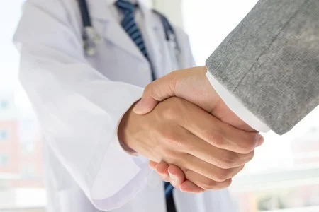 45839714_S_Adult_Handshake_Health_Doctor_Staff_Patient_.jpg
