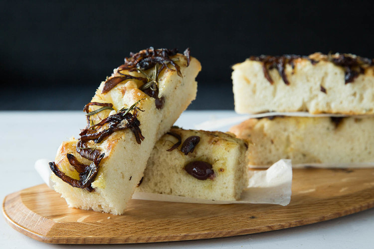 Caramelized Onion, Rosemary and Olive Focaccia Easy Homemade Bread Recipes - Caramelized Onion, Rosemary and Olive Focaccia | Homemade Recipes //homemaderecipes.com/course/breakfast-brunch/diy-bread-recipes
