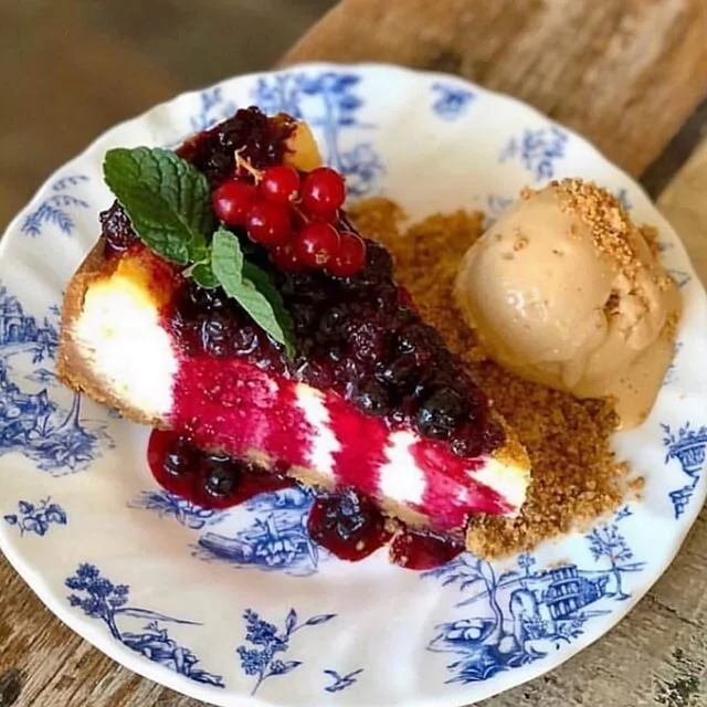 Nuestra perfecta cheesecake para despedir el domingo 🍓 en @elperroylagalletachamberi