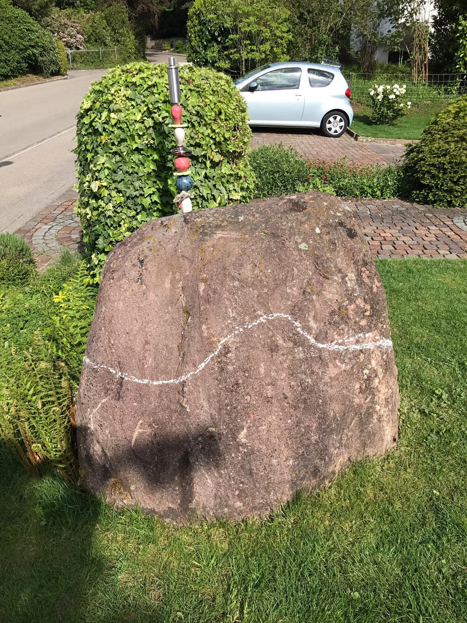 Dieser Findling bekommt ein neues Kleid