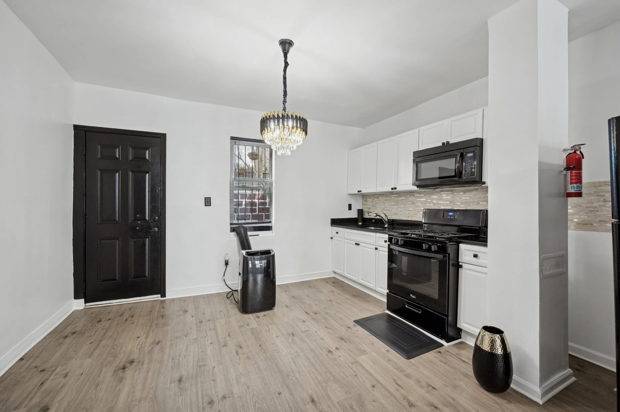 05-811 Schiller St_05.jpg