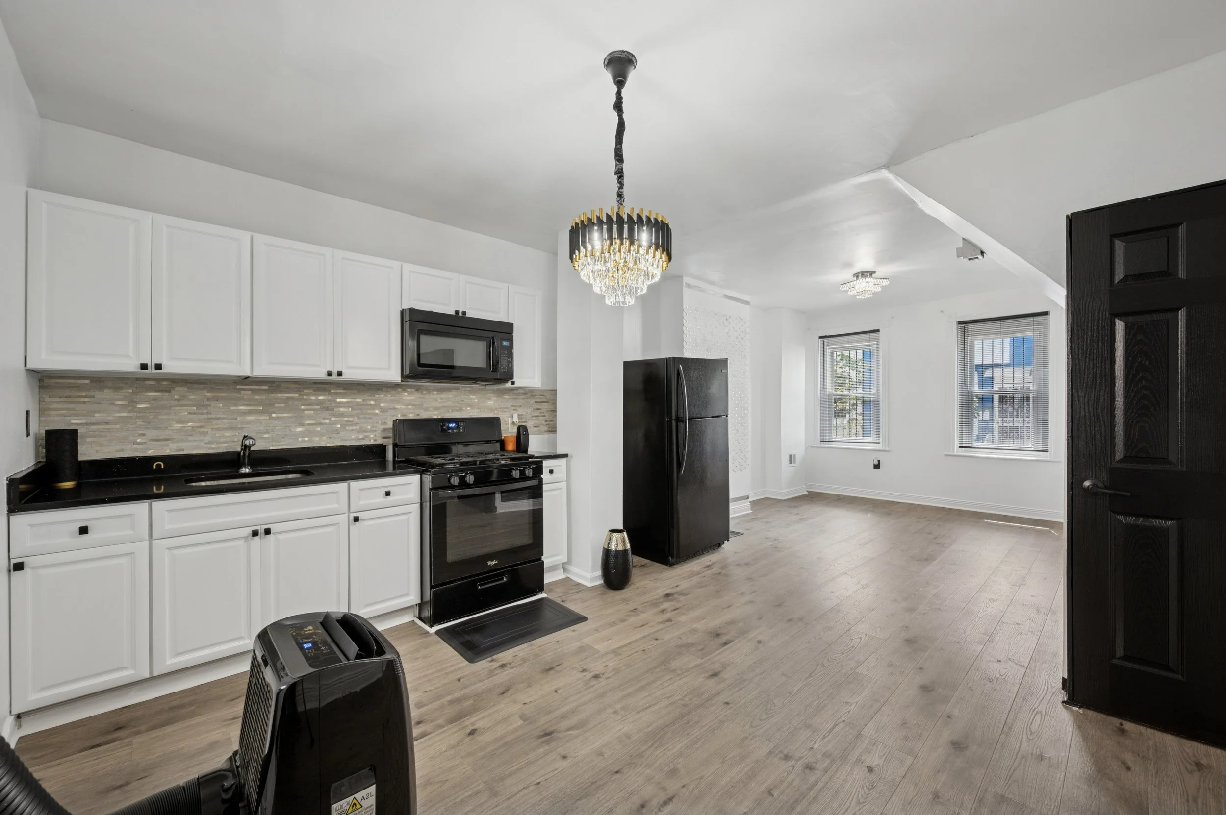 08-811 Schiller St_08.jpg