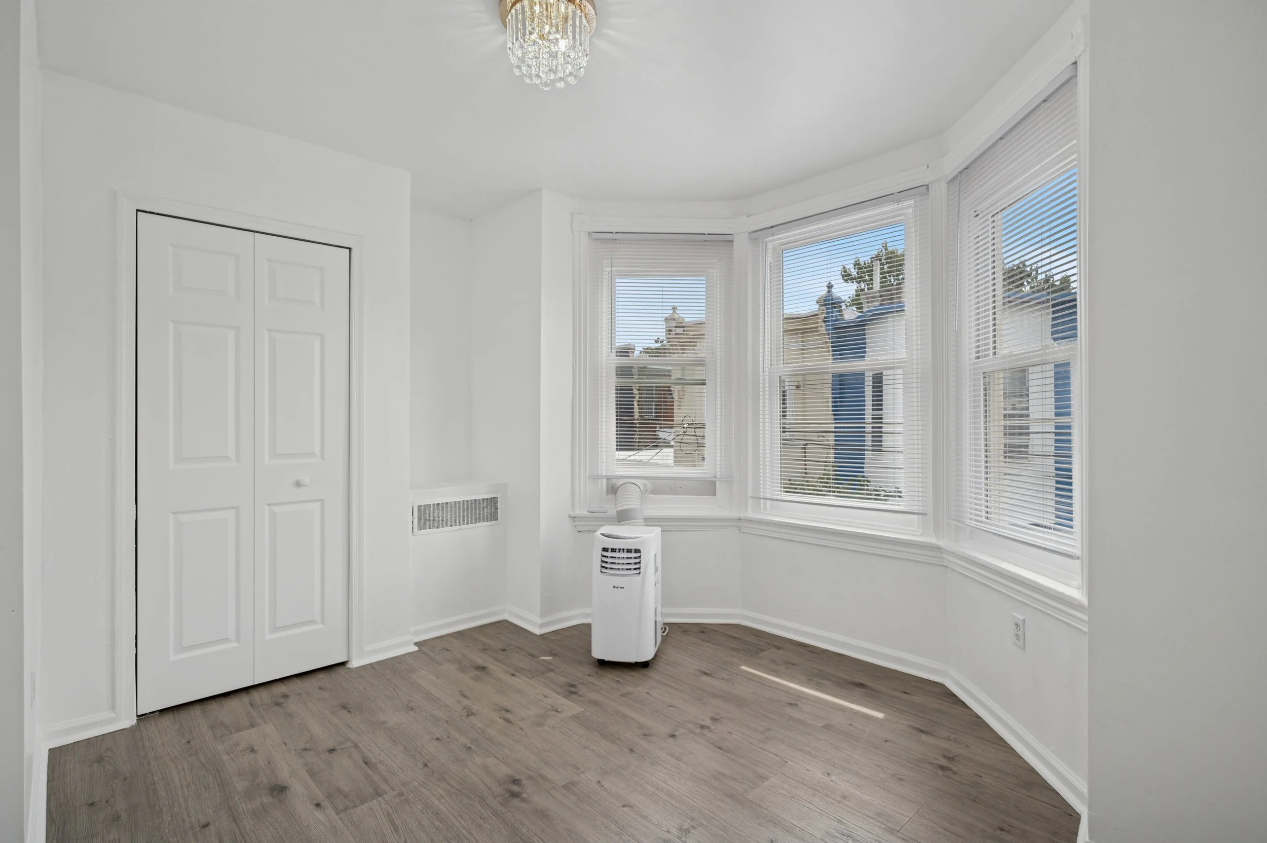 21-811 Schiller St_21.jpg