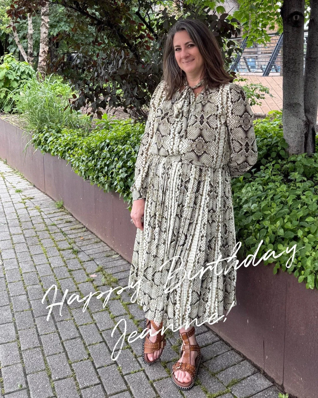 HAPPIEST BIRTHDAY to our fearless, fabulous, and endlessly brilliant leader, @jeannewhipple ✨💃🎉 If there&rsquo;s a question about Philly real estate, Jeanne&rsquo;s got the answer (and probably 3 stories to go with it!). She&rsquo;s like Google, Zi