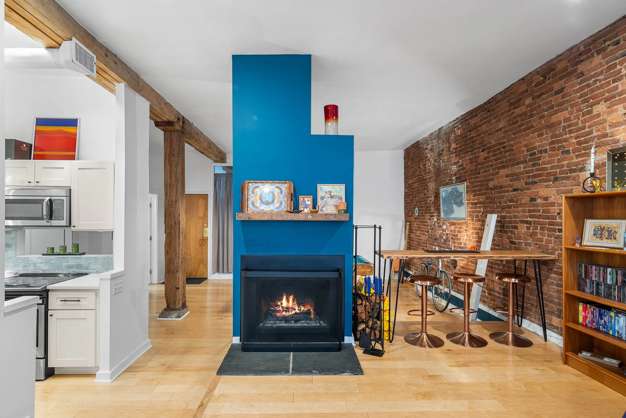 How about when your fam comes to town for the holidays you convince them to move nearby. We have just the place! It has gated covered parking which is a must in Society Hill. Just outside your door you can shop the farmers market at Headhouse Square,