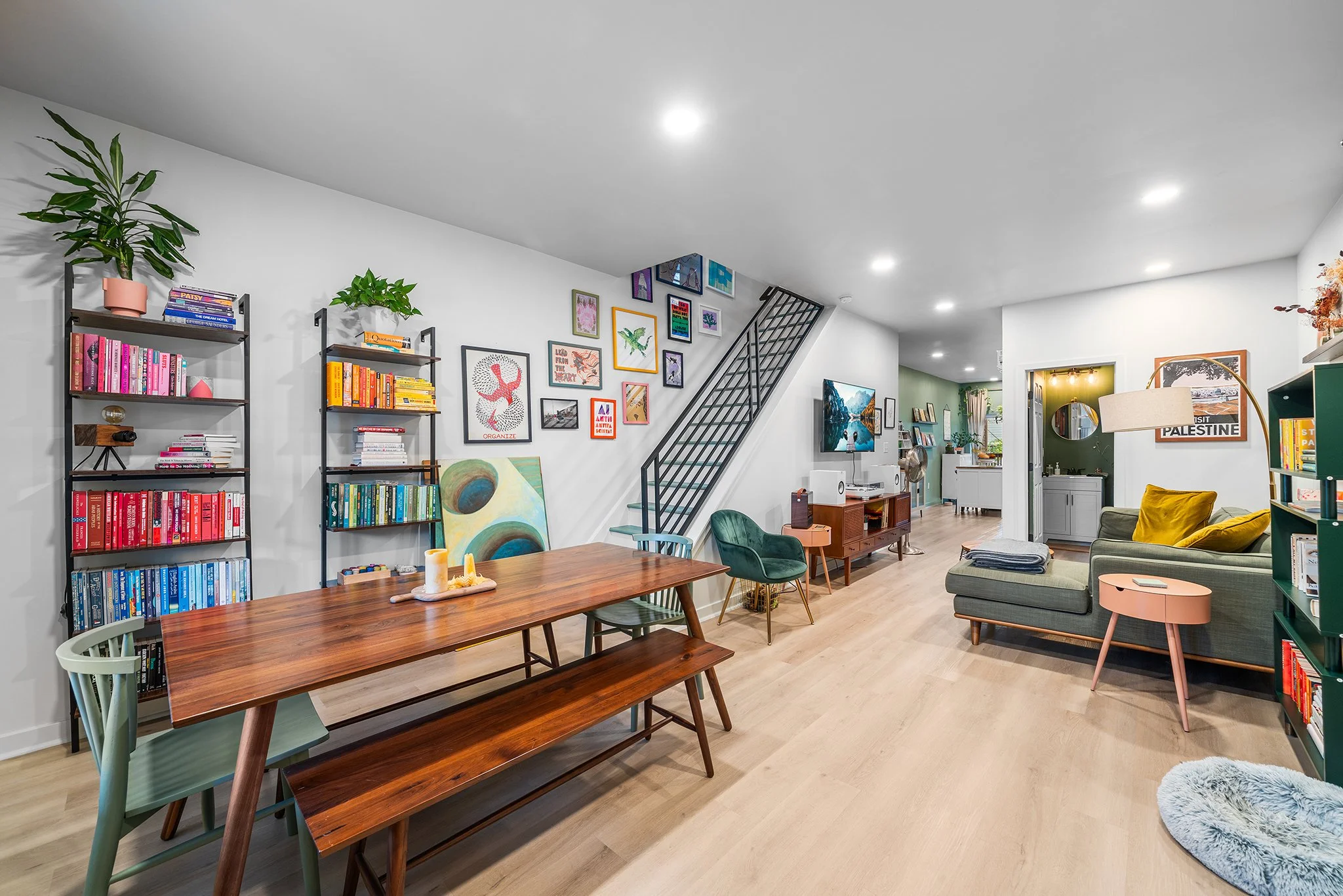 ✨RENTAL ALERT✨ Unpack your books, bring your plant AND fur babies and move right in! With lots of light, tall ceilings, and warm inviting vibes throughout. The kitchen is perfectly laid out with lots of counter space, an island, cabinets for everythi