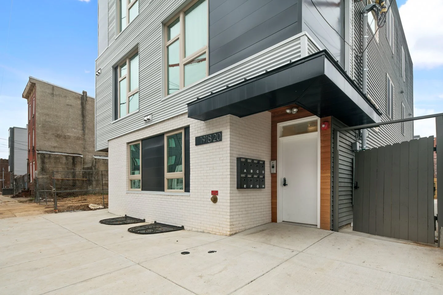 1918 E Cumberland St Front Exterior02.jpg