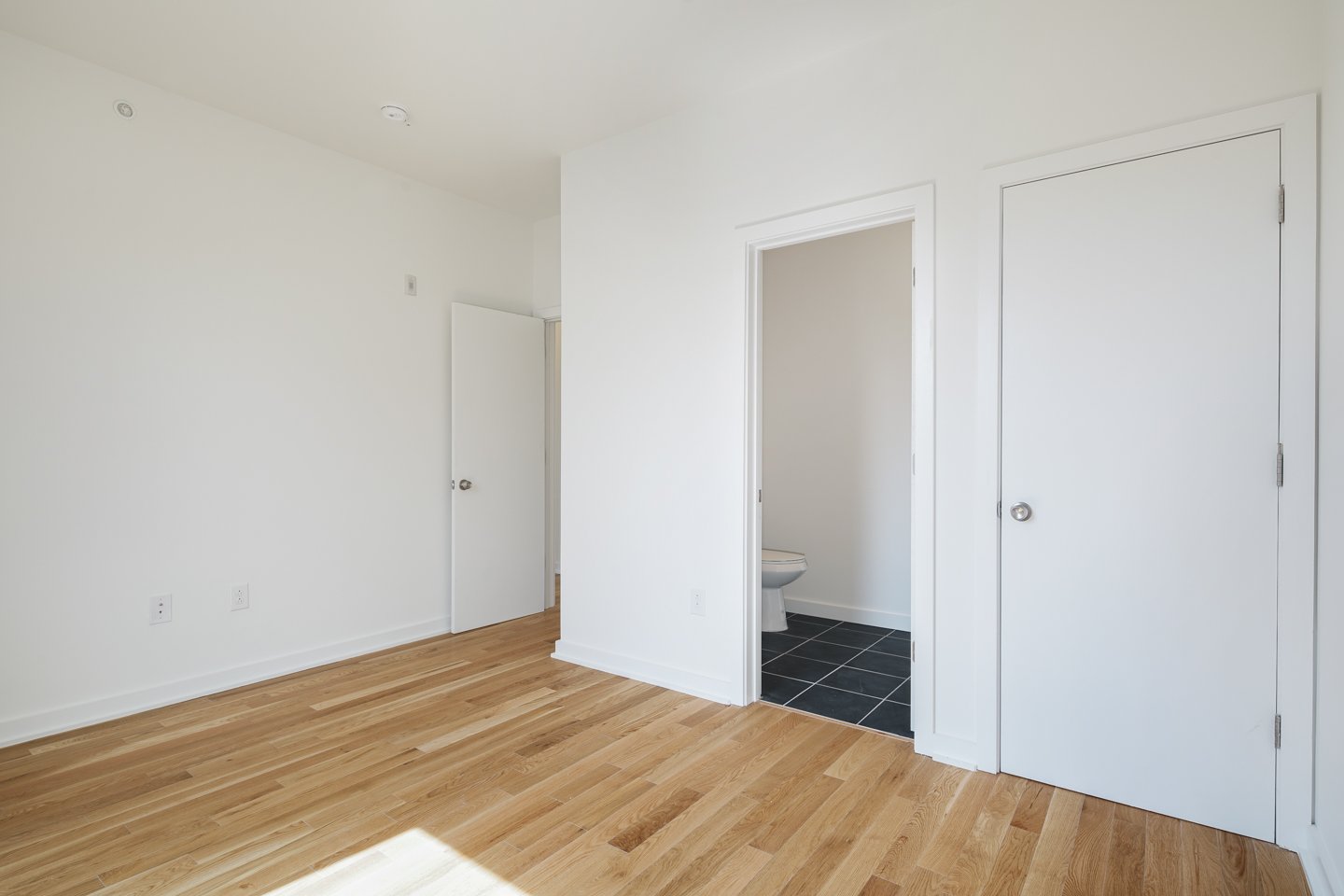 2 Bedroom Unit Bedroom04.jpg