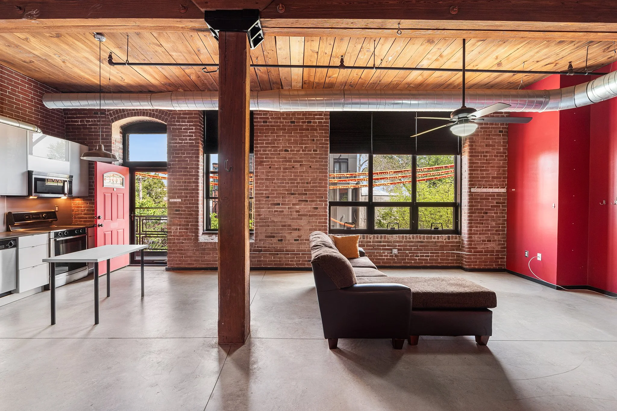 ✨JUST LISTED✨ We love Memphis Flats! Loaded with lofts and we have one that just went live. Two bedrooms, and a big open living space. Room for your oversized couch, dining table to host card night, and an open kitchen to whip up dinner. Throw open t