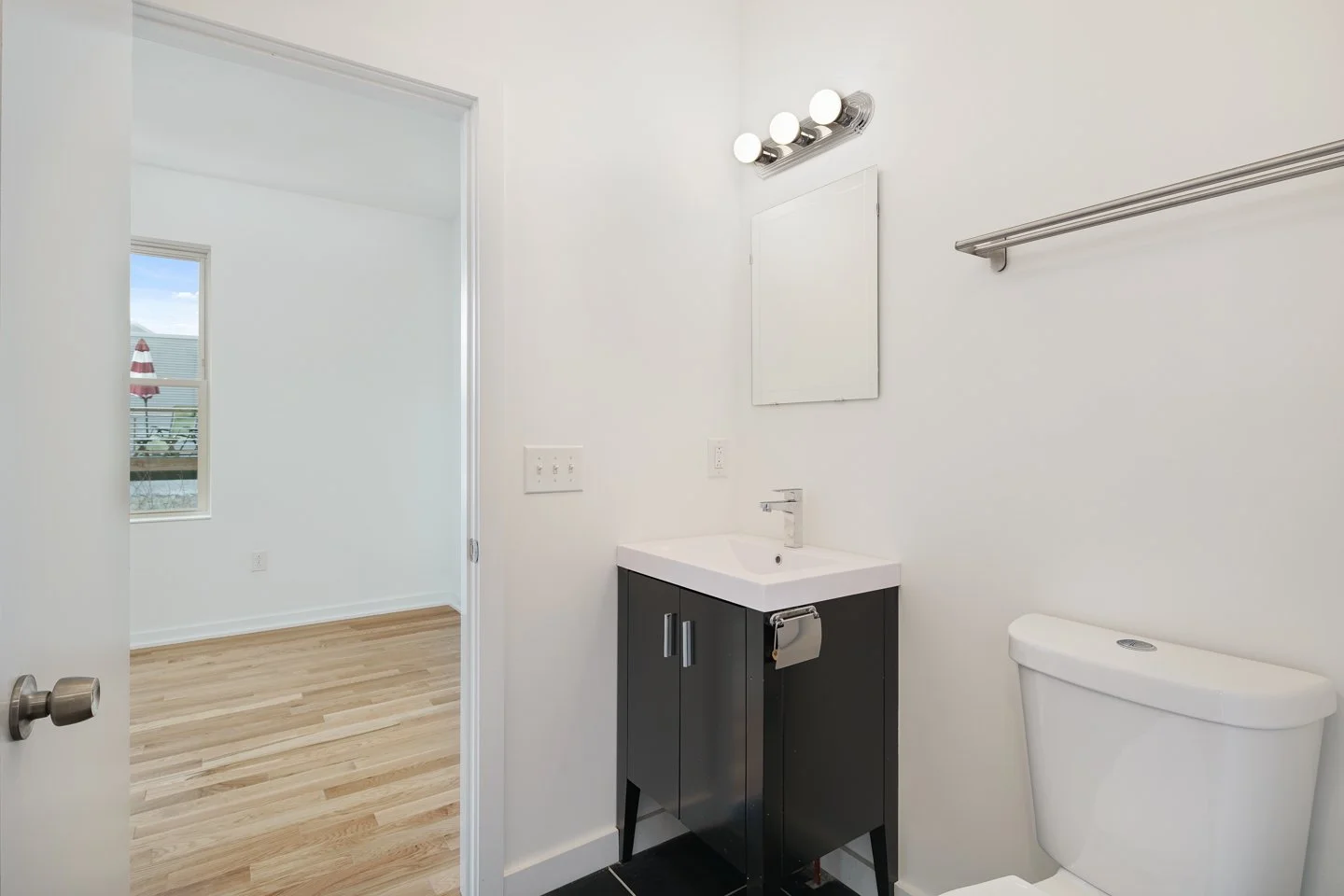 1918 E Cumberland St 3 Bedroom Unit Bathroom01.jpg