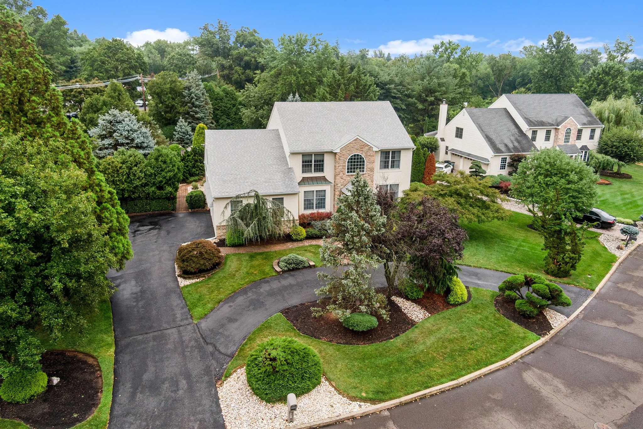 ✨JUST LISTED✨ Remember that suburban Southampton cutie we had recently (that went under in two days and closed today?), we have another one RIGHT next door! 

An equally lovely curb appeal with a roundabout driveway. Step into the grand foyer into th