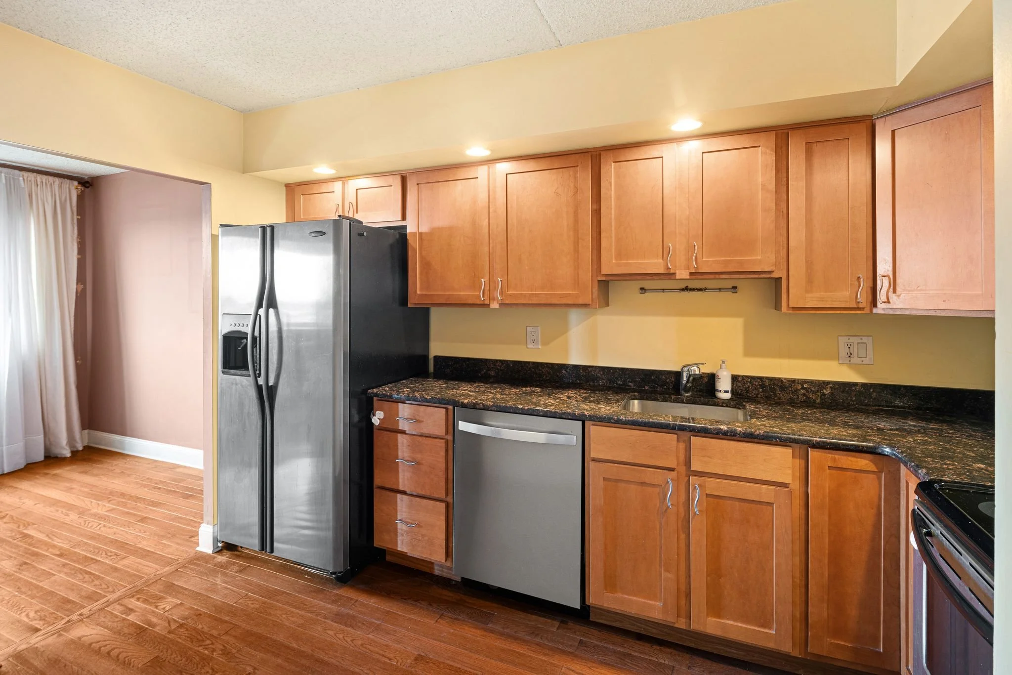9_200-10 Lombard St APT 732-Full-10.jpg