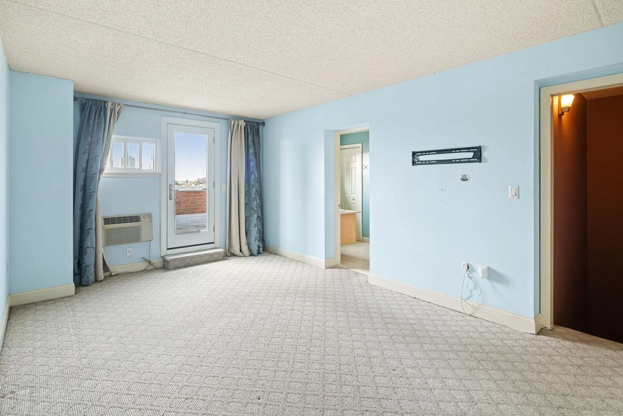 12_200-10 Lombard St APT 732-Full-12.jpg