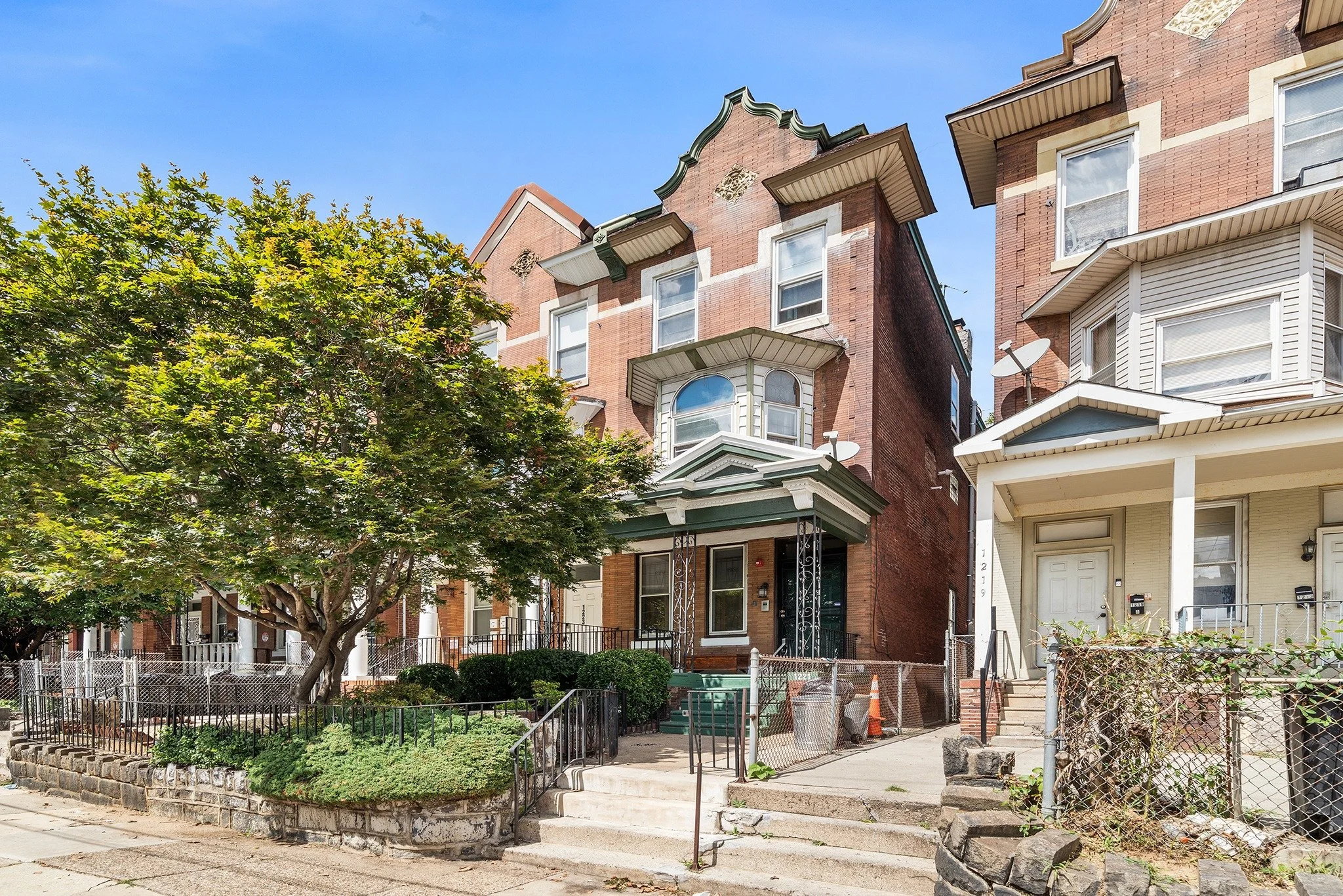 Calling all investors! The numbers work from day one. 

❓What
A multi-unit with 3 apartments: 
One 1 bed 1 bath (with a patio!)
One 2 bed 2 bath 
One 3 bed 2 bath 

Zoned RMI with an active rental license on all 3 units. The building has been well ma