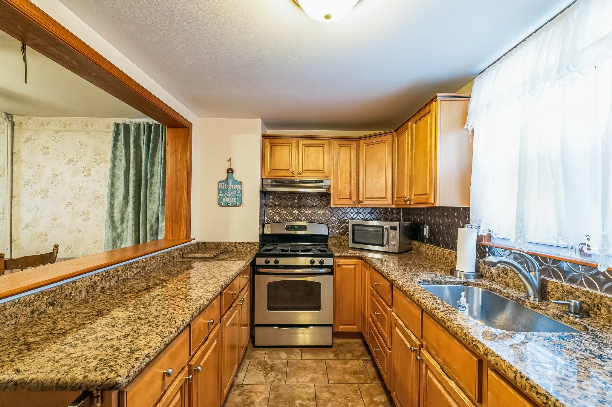 2711-13_E_Thompson_St_Philadelphia_PA_19134_USA-Kitchen-DSC08323.jpg