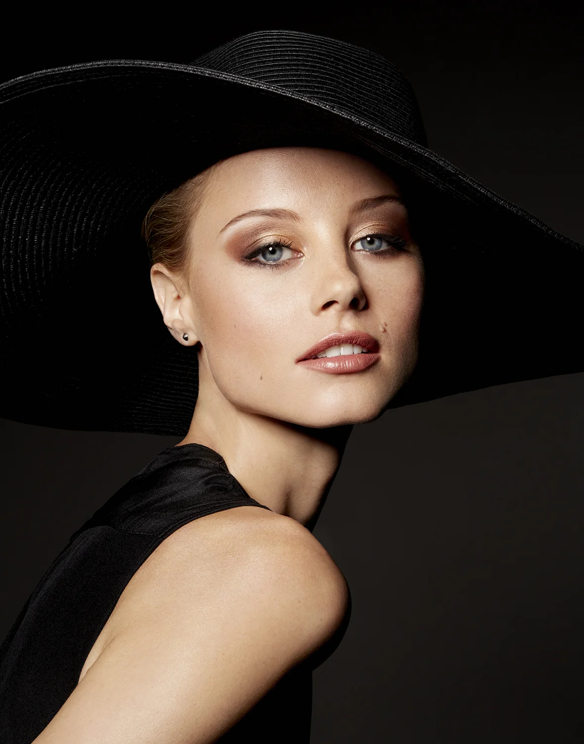 1_Beauty_035_Nina_04-322-Cropped.jpg