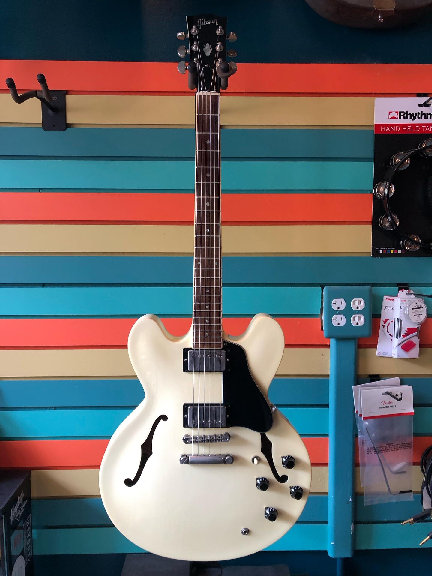 We just listed these amazing Gibson guitars on the website. Check them out!
1991 Gibson ES-335
Dot Inlays, Rare Nickel Hardware, White Turned To Cream Finish!
1955 Gibson ES-225T
Tobacco Burst, Single Original P-90, Long Trapeze Tailpiece, Original