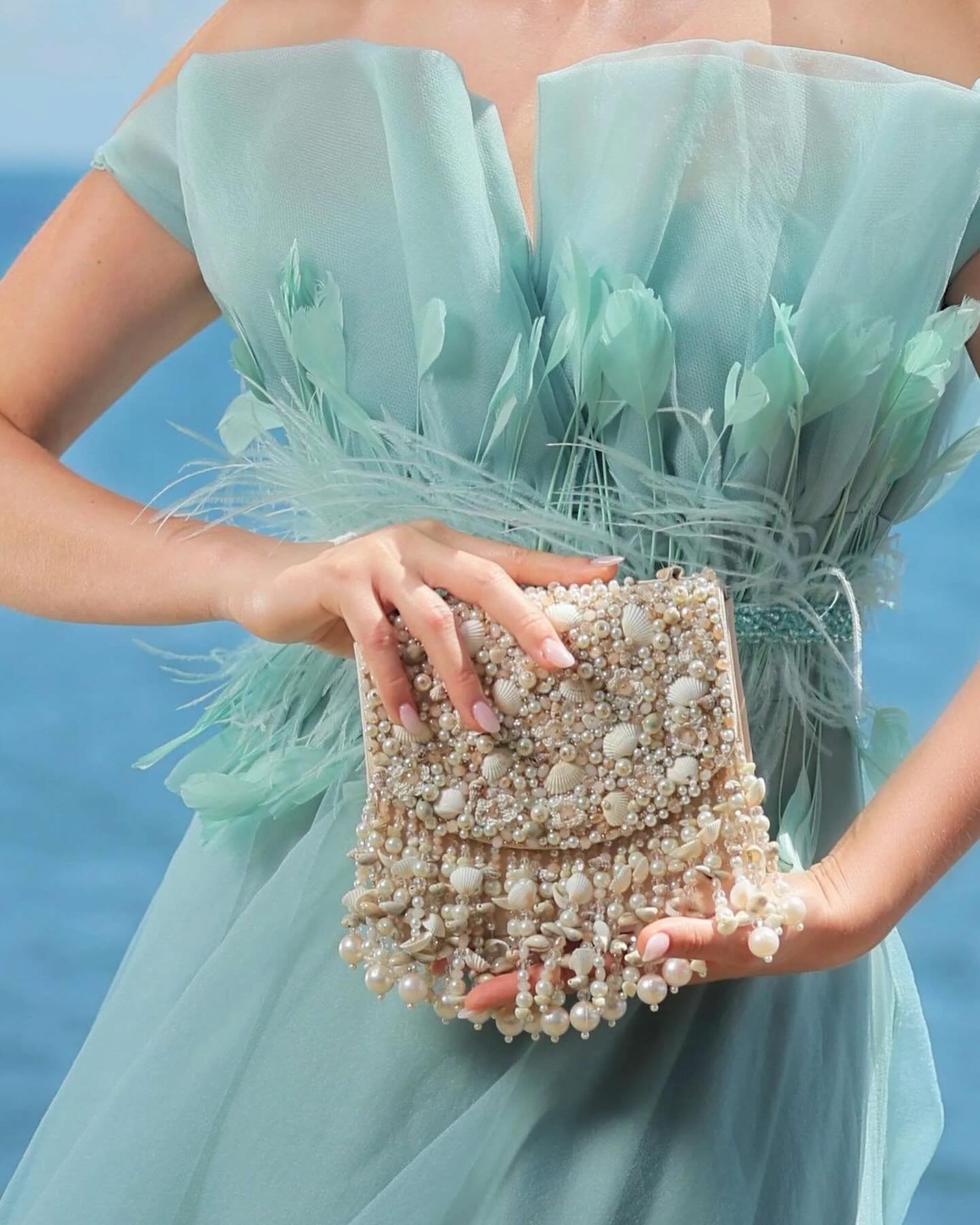 Ready to take your style to the next level ? Embrace the ocean vibes with our handcrafted clutch, adorned with delicate sea shells. Because sometimes, all it takes is the perfect bag to elevate your look from ordinary to extraordinary &hearts;️ if yo