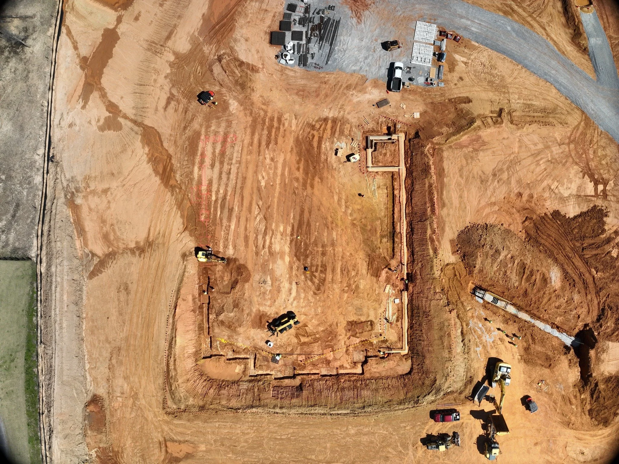 Progress is taking shape in Clanton! These aerial views show construction underway at the Chilton County Courthouse&mdash;bringing a bold civic vision to life.

📸: Drone photos courtesy of @brasfieldgorrie 
&mdash;
#ChiltonCountyCourthouse #UnderCon