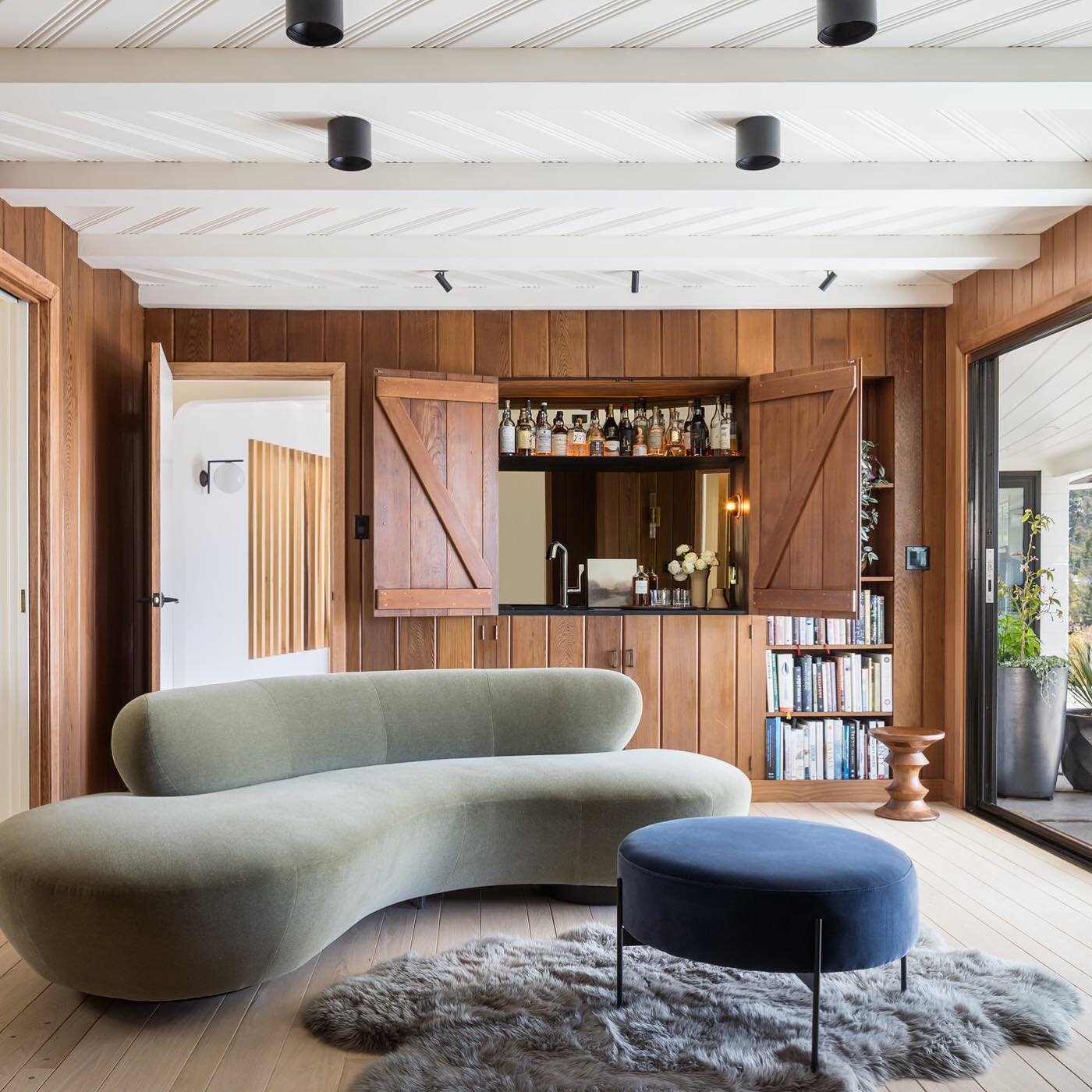 Couldn&rsquo;t you picture Don Draper coming home tonight to this mid-century modern living room and making himself an Old Fashioned from the wet bar? 🥃
.
.
.
Architecture + Interior Design @tierneyconner 
Photography @adampottsphoto 
Styling @yedda