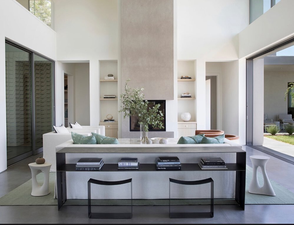 Modern wine country living &mdash; with thoughtful design details, views for days and a dream team behind the scenes. Thank you @cahomeanddesign for featuring this beautiful new project by @wadedesignarchitects_ and @jenniferrobininteriors. 🌿🌿

Arc