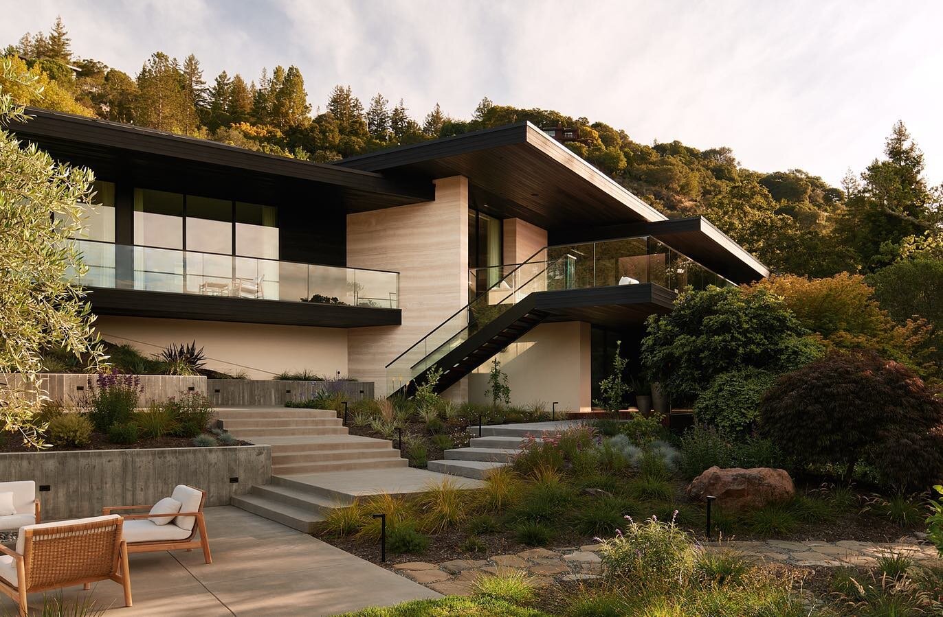 This 6,500 square foot modern home designed by @swattmiers was almost entirely rebuilt on a similar footprint to the original 1950&rsquo;s structure in order to capture the spectacular views of San Francisco, the bay and Mt. Tam. 

Architecture: @swa