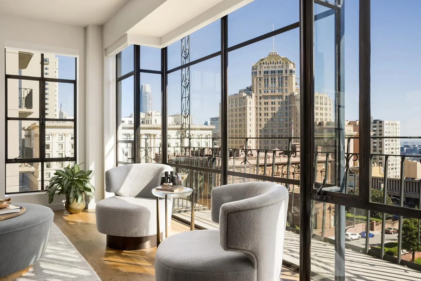 &ldquo;Bringing to life what is meant to be.&rdquo; - AMA
In the heart of San Francisco&rsquo;s Nob Hill, architect Andrew Mann, @andrewmannarchitecture shapes space through light, proportion, and quiet restraint.
Expansive glazing frames the city&rs