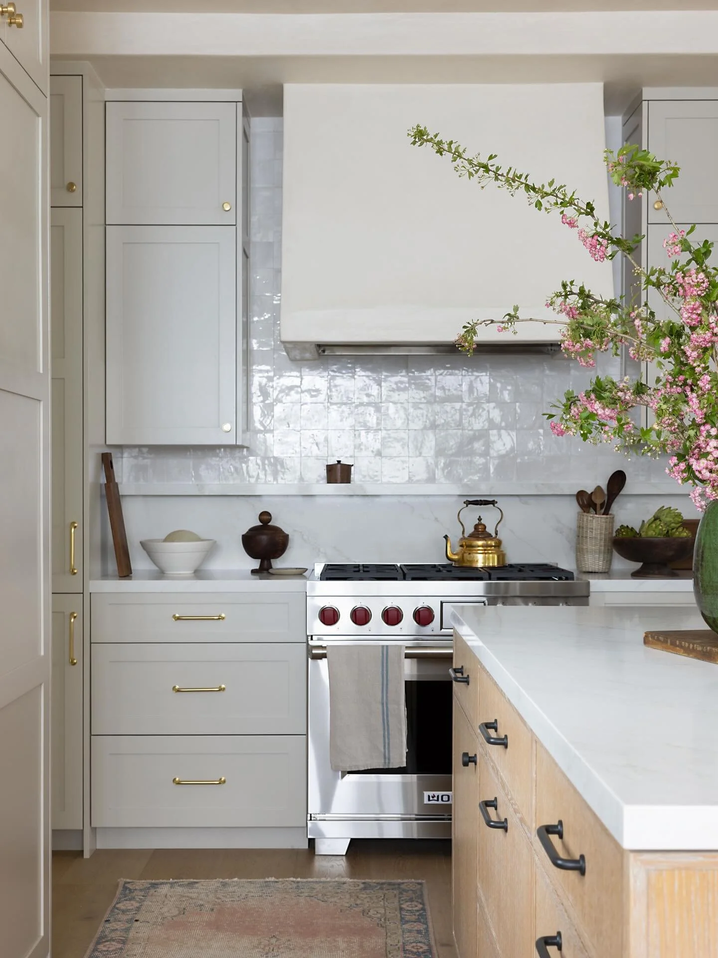 This Carmel Valley kitchen by Kerry Gillette, @grahamhilldesign feels like a breath of fresh air. 

Interior Design @grahamhilldesign 
Architecture @holdrenlietzkearchitecture 
Builder: AG Construction 
Photography @bessfriday 
Styling @bethprotass 
