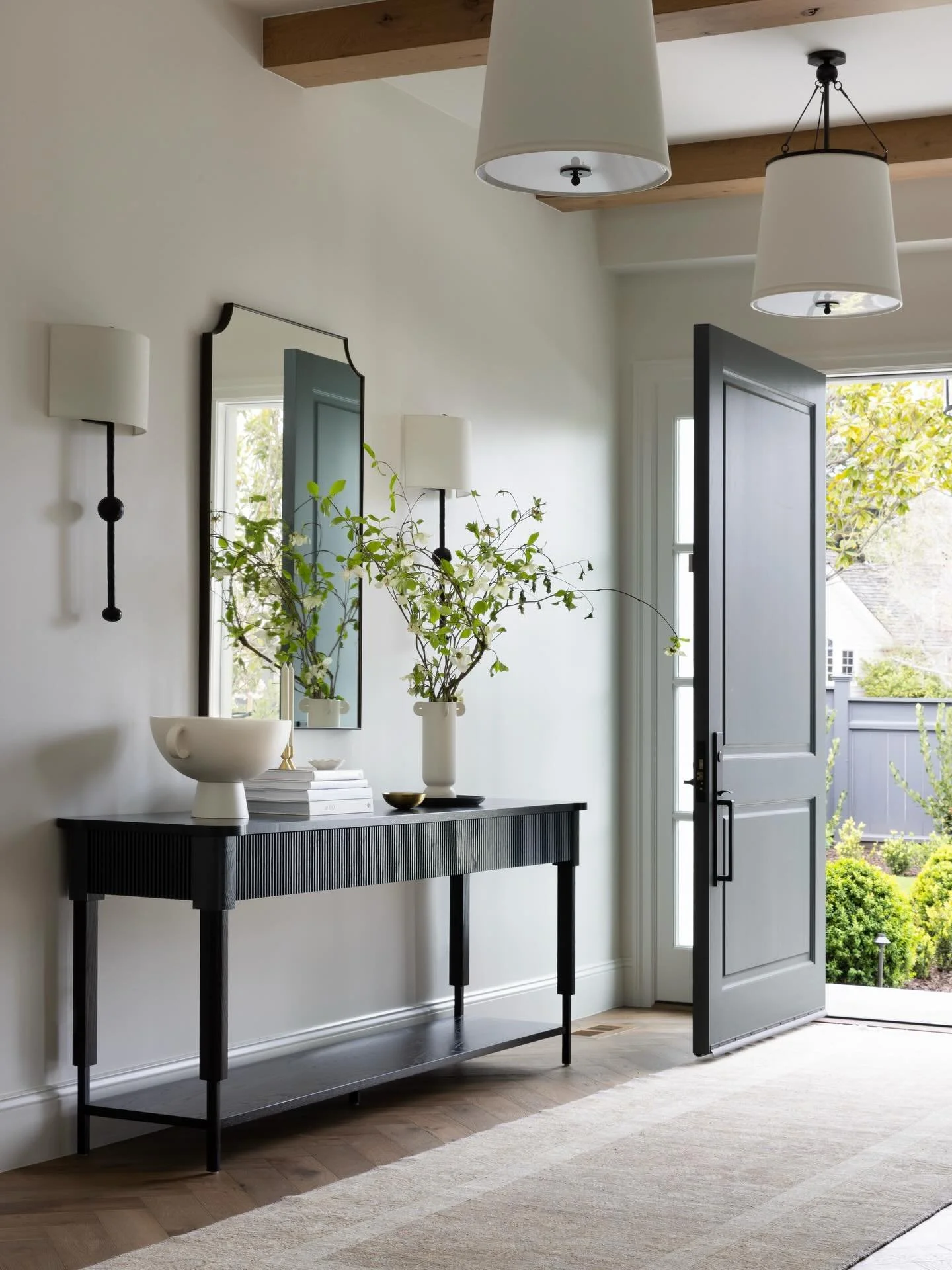 Where natural light meets thoughtful details.
Entryway designed by Emily Kates, @emilykates.design featured in @luxemagazine

Interior Design @emilykates.design 
Architect @steve_simpson_architect 
Photography @dyerphoto 
Publication @luxemagazine 
A