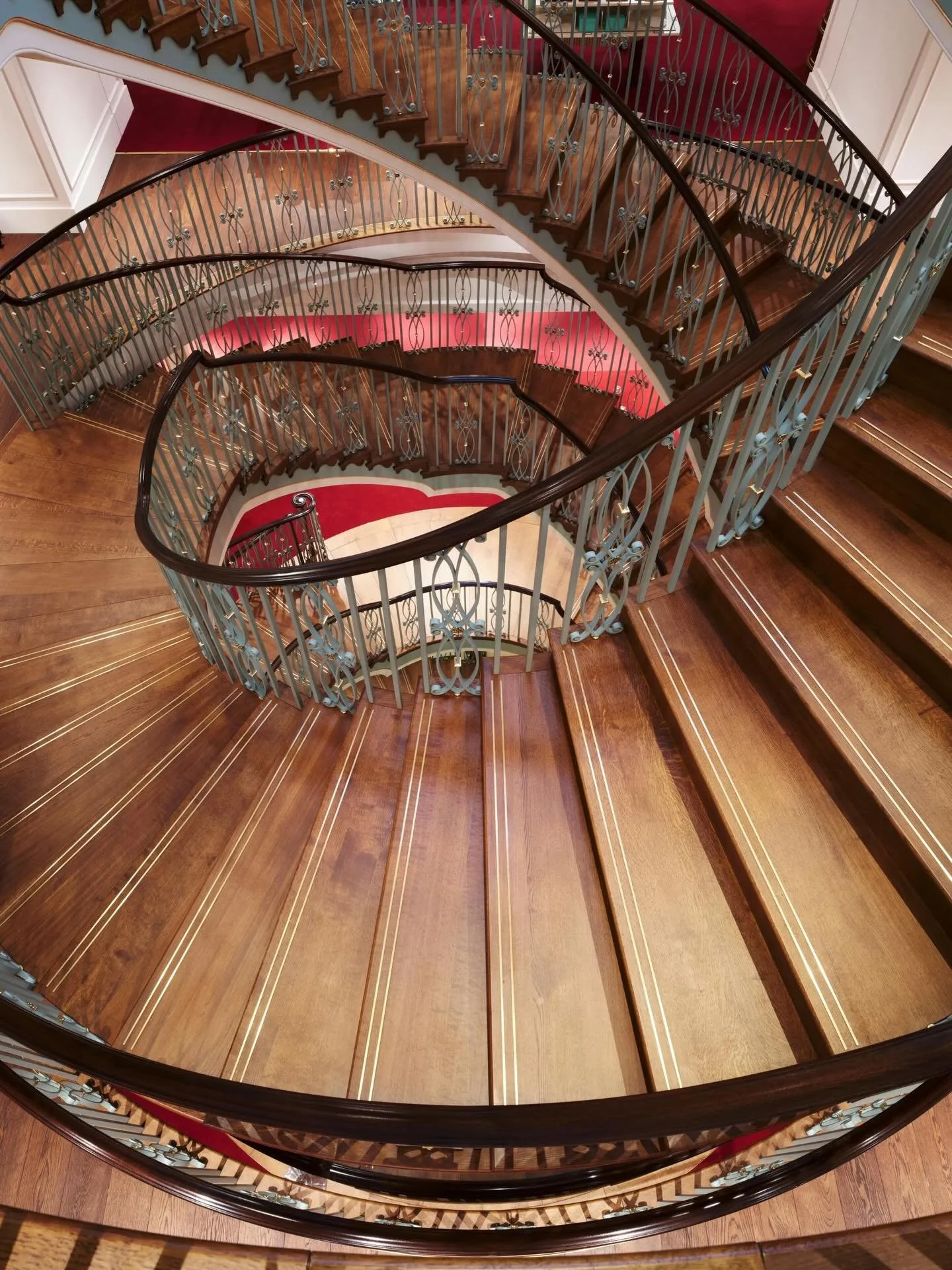 Stepping into London elegance, one spiral at a time.

#doublehelix #staircase #fortmanandmason #history #londonengland