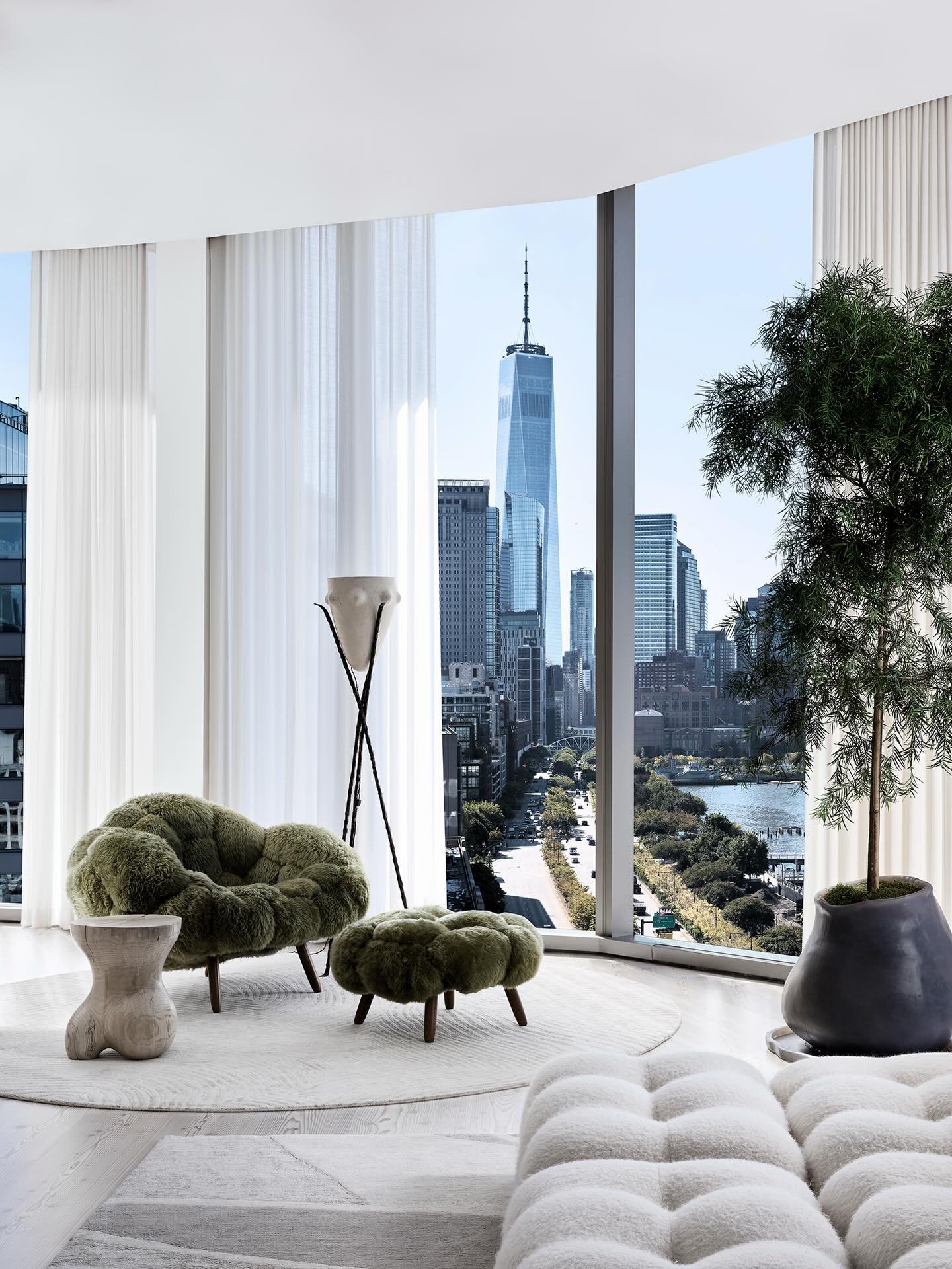 Spanish-born architectural and interior photographer, Jose Manuel Alorda captured the striking contrast between soft, sculptural interiors and the commanding geometry of the skyline beyond. 

Interior Design @kellybehunstudio 
Photography @josemanuel