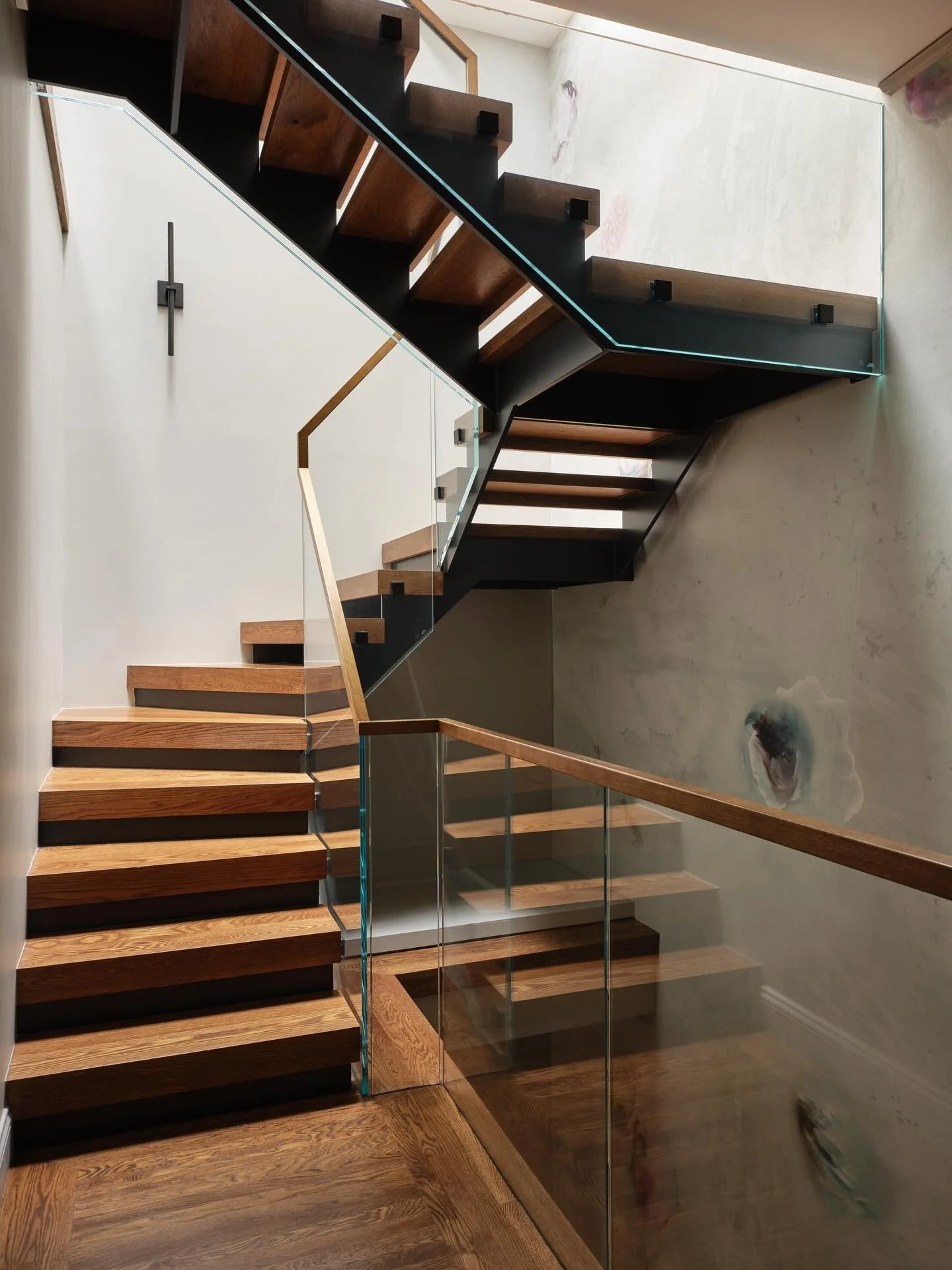 &ldquo;The staircase was designed to pull as much light down into the house as possible.&rdquo; - Geddes Ulinskas, @geddesulinskasarchitects 

Architect @geddesulinskasarchitects 
Interior Design: Donald MacDonald
Builder @n.charlesconstruction 
Phot