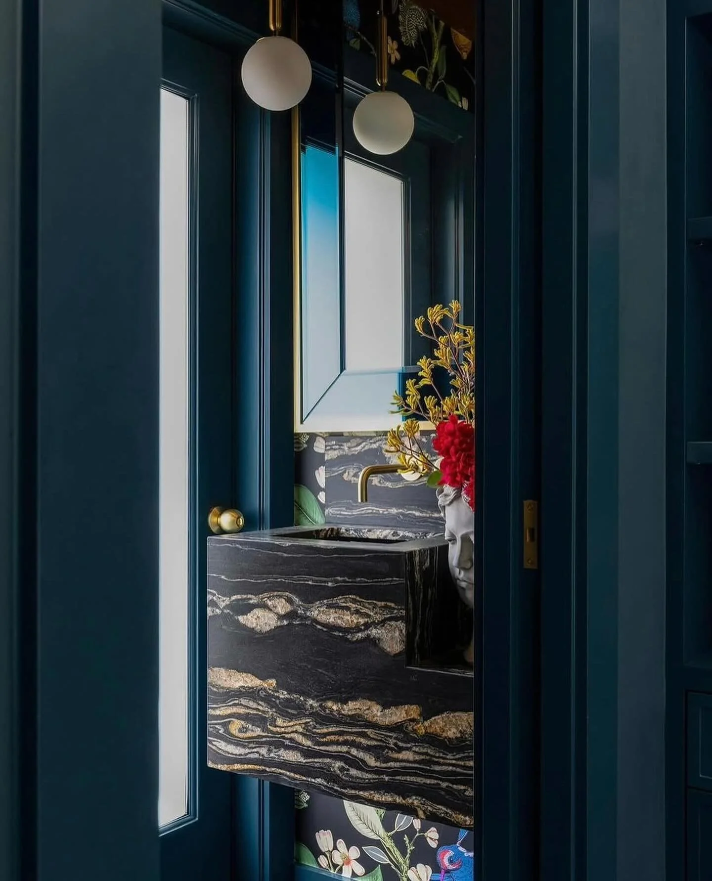 This moody powder room designed by Carmen Ren&eacute; Smith, @aquilointeriors turns a small space into dramatic and playful jewel box.

Interior Design @aquilointeriors 
Photography @vivianjohnsonphoto 

#powderroomdesign #interiorinspo #designdetail