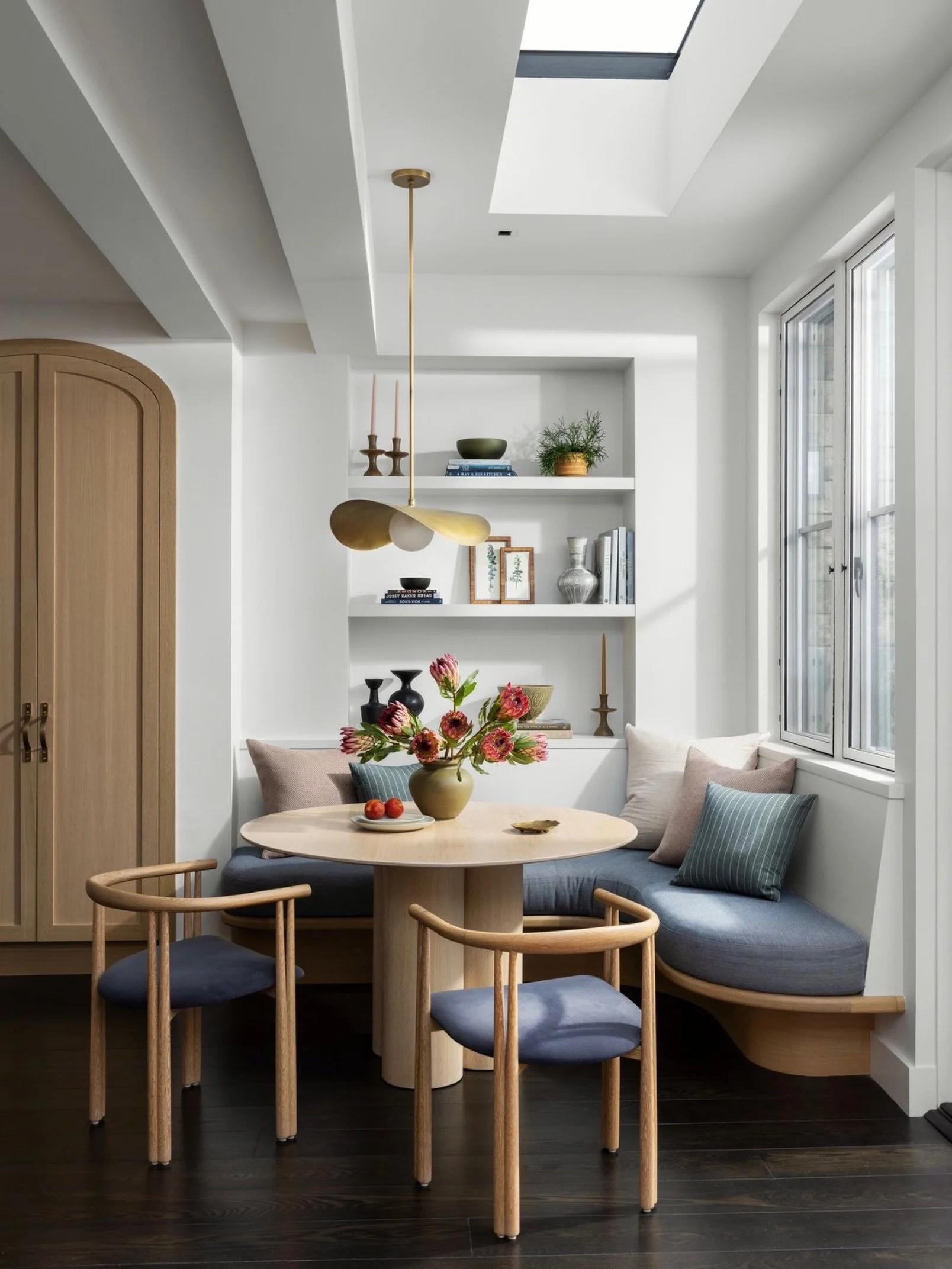 Natural light, sculptural forms, and a restrained material palette come together in a breakfast nook that is both airy and intimate. 

Architecture: @wadedesignarchitects_ 
Interiors: @katiemartinezdesign 
Construction: @dijeauconstruction 
Photograp