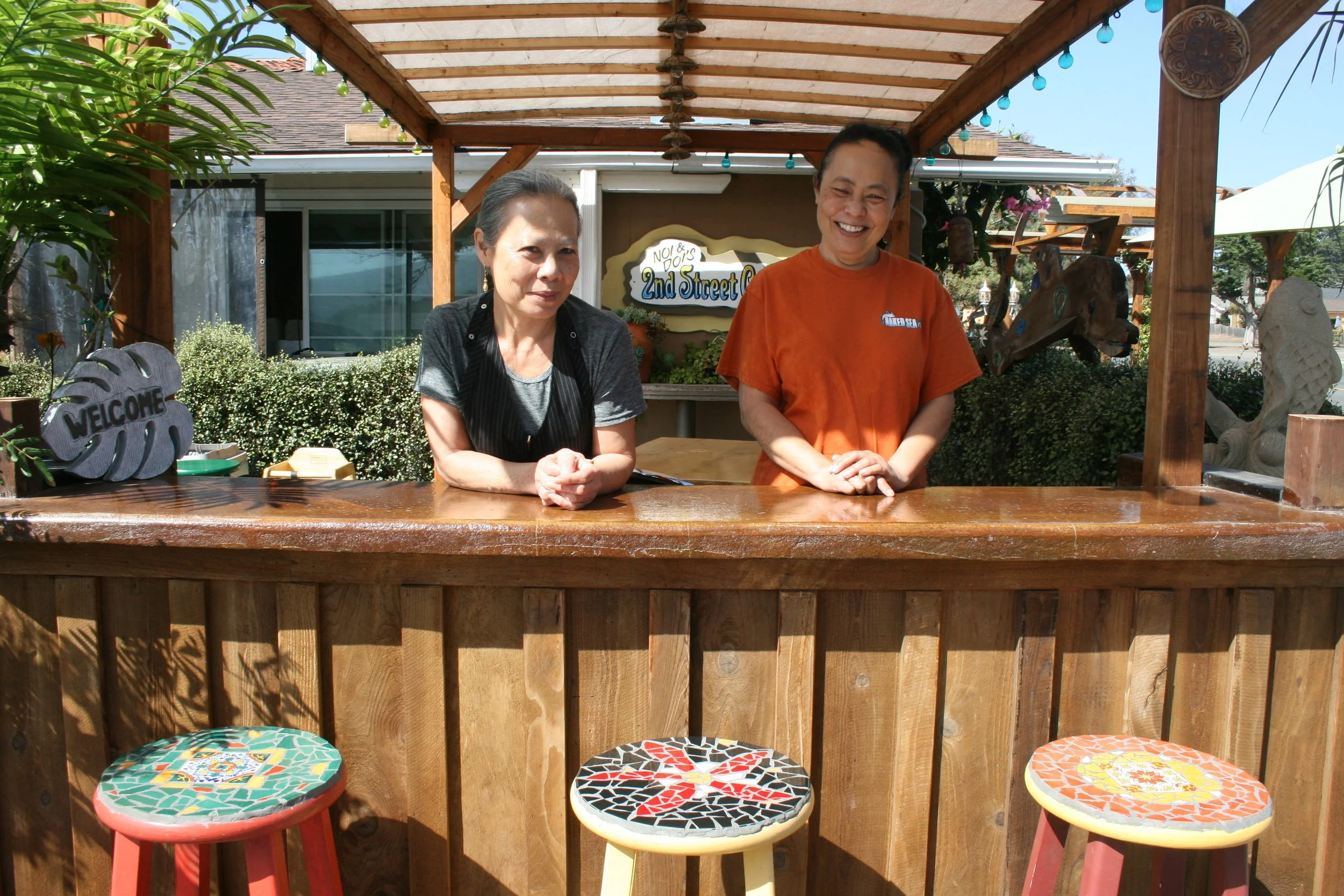 Star sisters of Baywood: Noi and Doi Klinpratoom reel in local love at 2nd Street Cafe