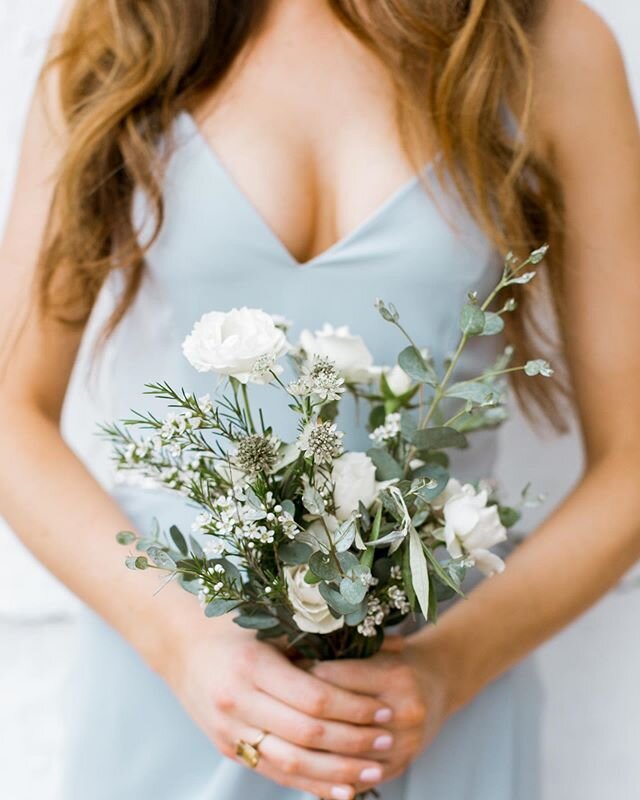 Eventhough 2020 is broken. My mantra this year is to keep it simple (I kind of have to with 2 kids at home and baby on the way!). Simple just like this beautiful bridesmaid bouquet full of greens and minimal blooms. 
Photo: @mandilynnphoto