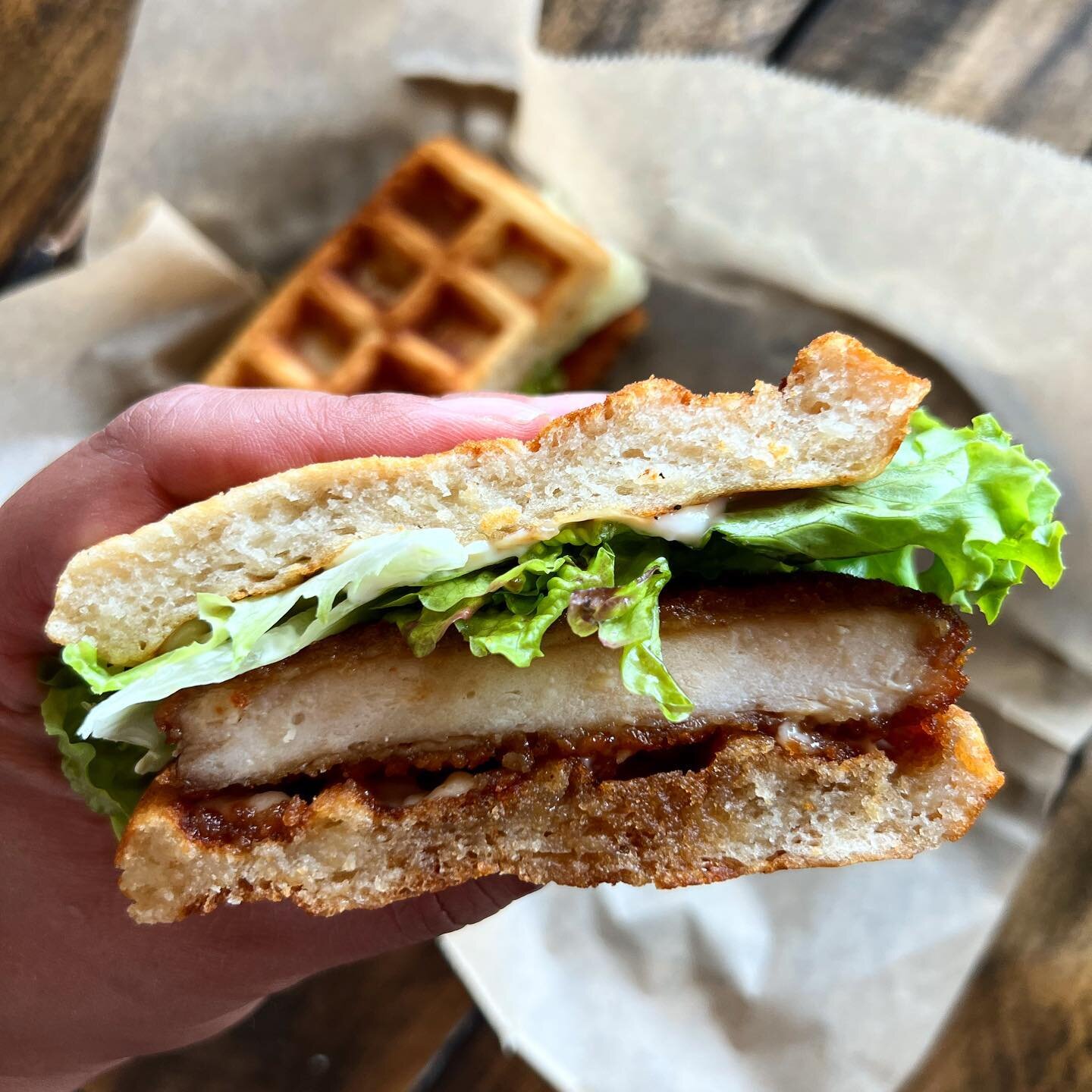 Korean Chicken Waffle Sandwich! Chicken &amp; Waffles- #Hinaraes style 🤤

#hinaraescafe #youdeserveit #chickenandwaffles