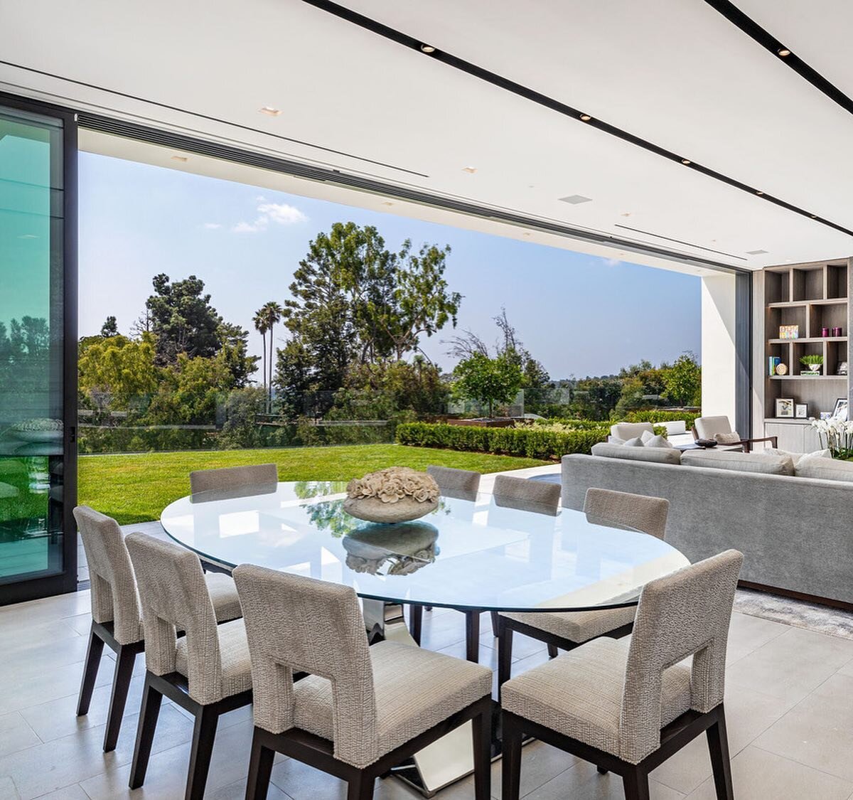 Friday Vibes

The views of this insanely beautiful home designed by my all time favorite @lmidinc are breathtaking.

Photography: @berlynphoto (1st image) 🤩

&ldquo;Rose Bloom&rdquo;
Tabletop sculpture commissioned for dining room table. Hand painte