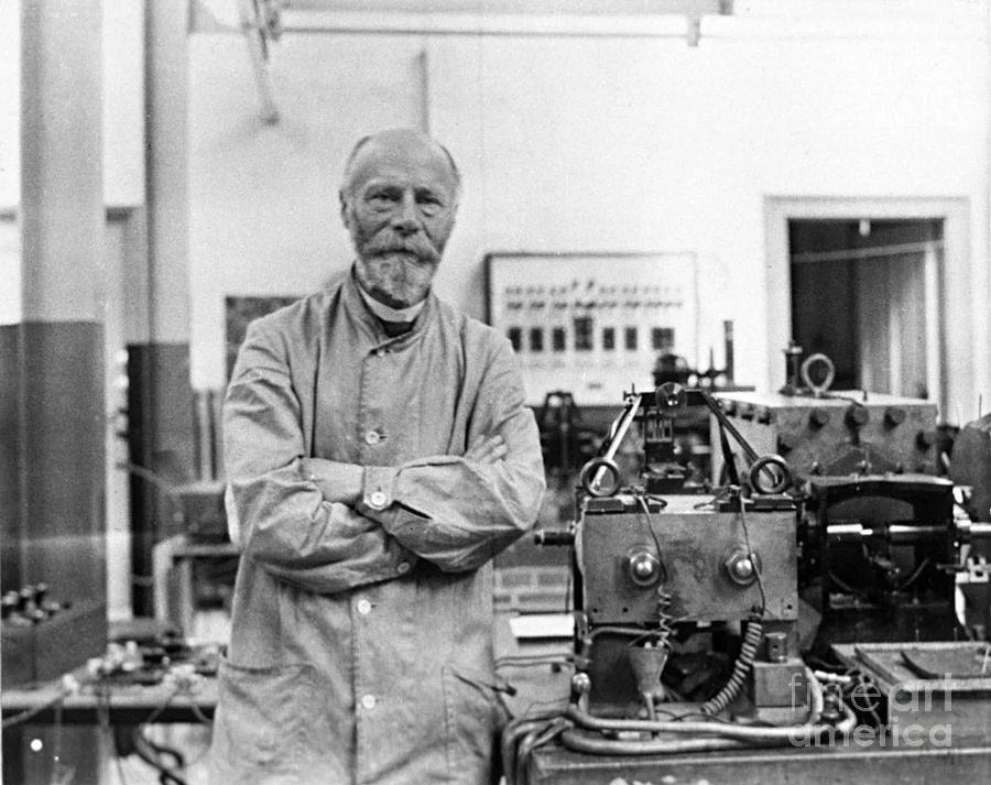 Willem Einthoven 1860-1927, Inventor of the first practical ECG in 1903 ( Source image )